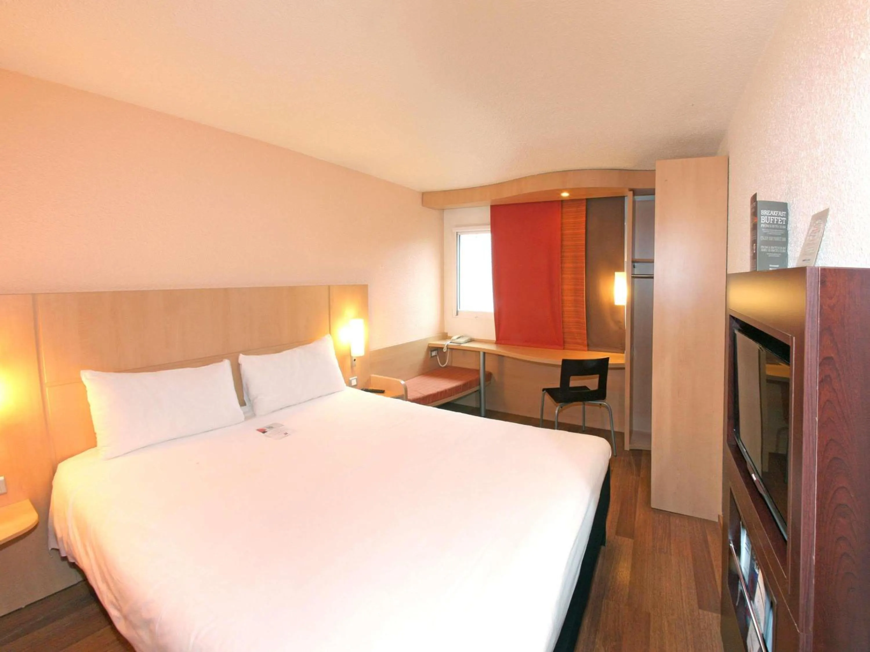 Bedroom, Bed in ibis Poitiers Sud