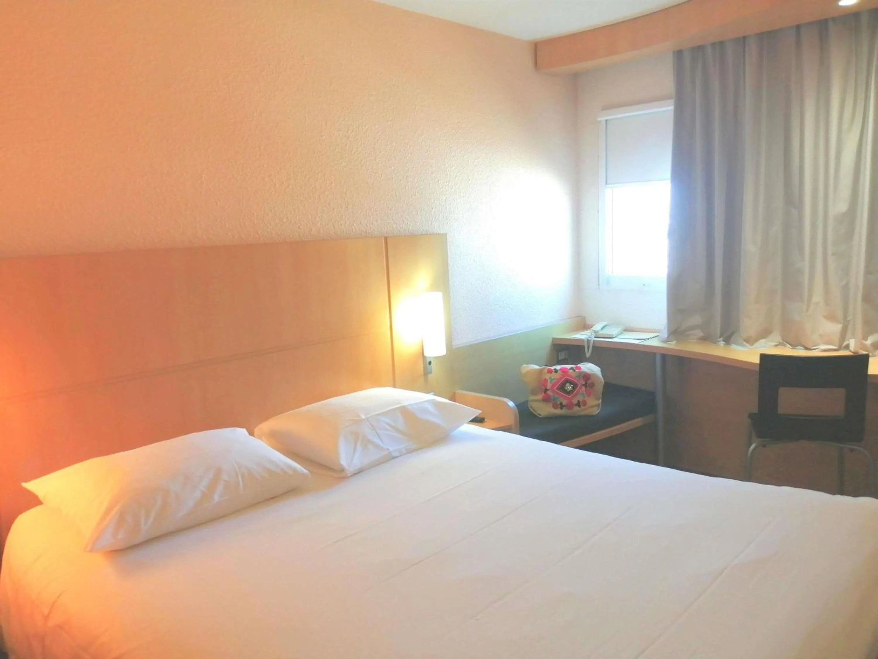 Bedroom, Bed in ibis Poitiers Sud