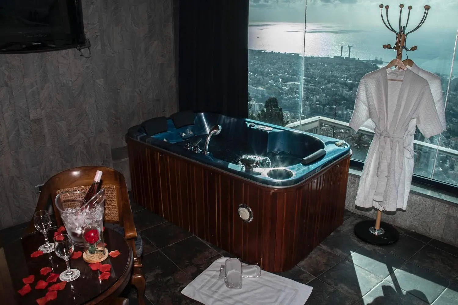 Hot Tub in Bay Lodge Boutique Hotel