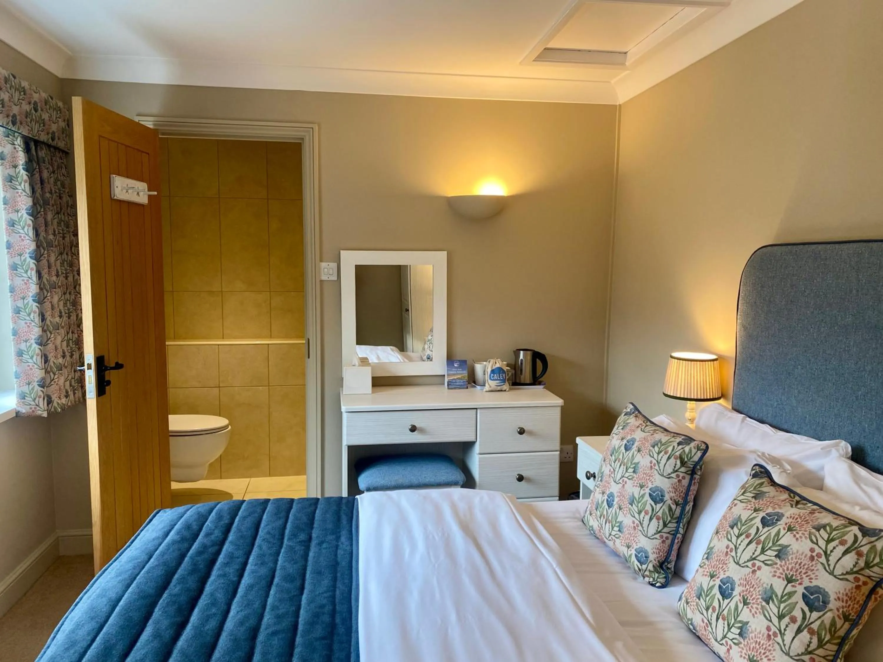 Bedroom, Bed in Caley Hall