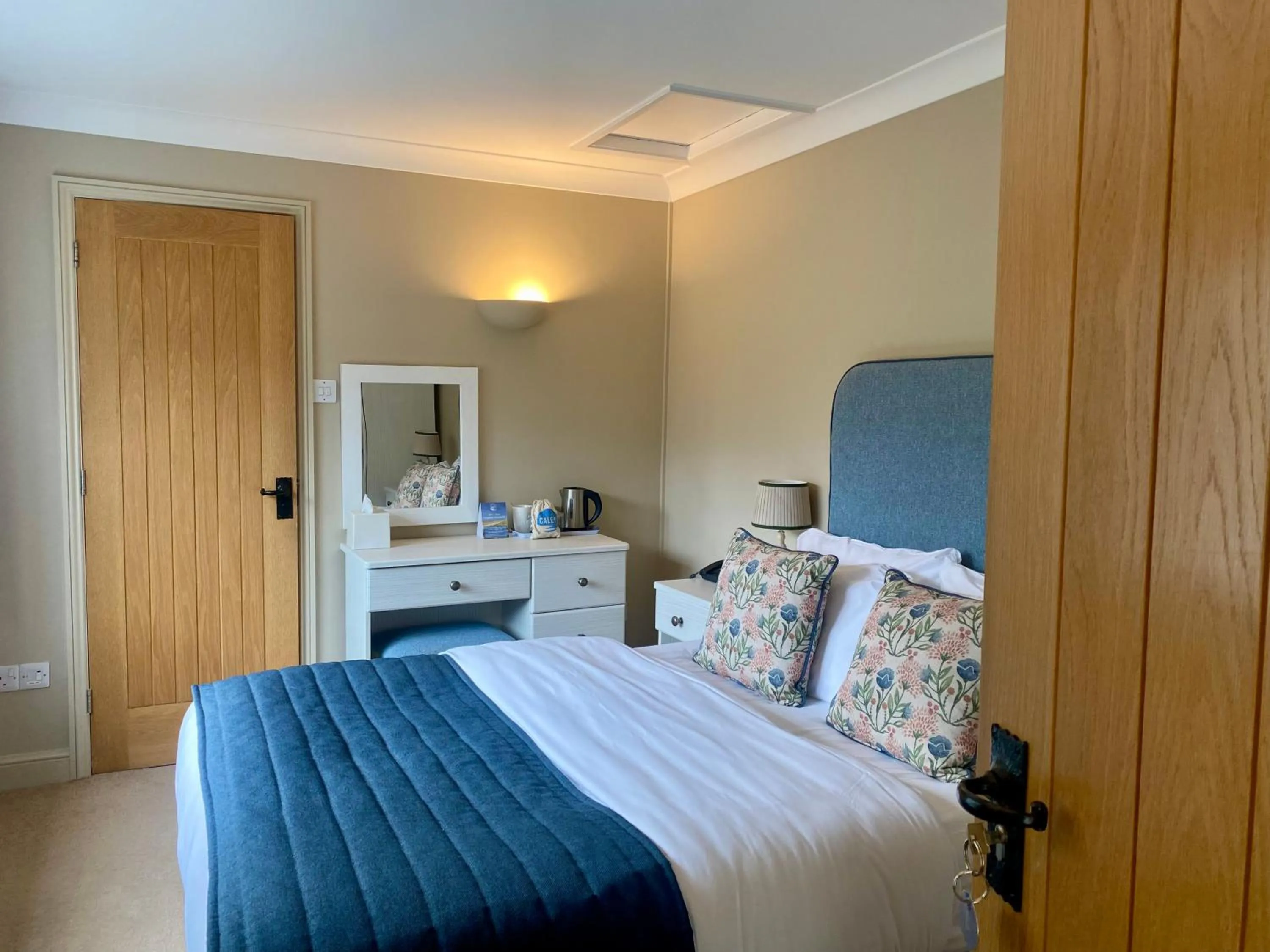 Bedroom, Bed in Caley Hall