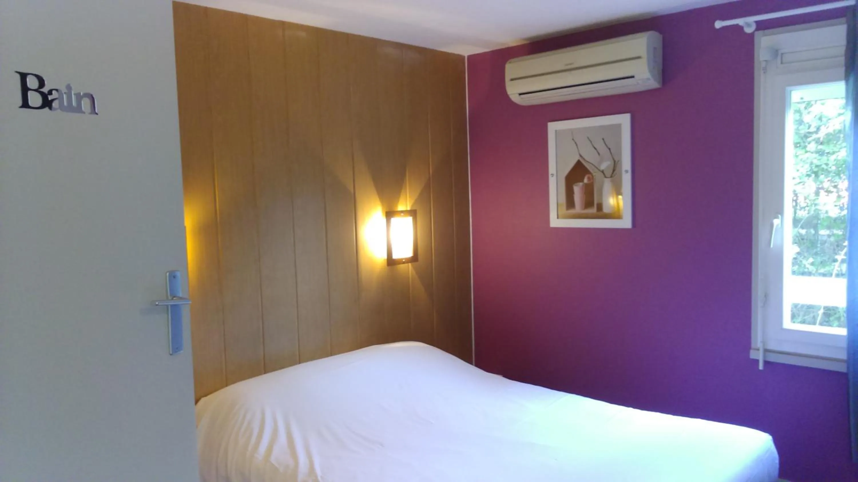 Photo of the whole room, Bed in Fasthotel Montpellier Baillargues