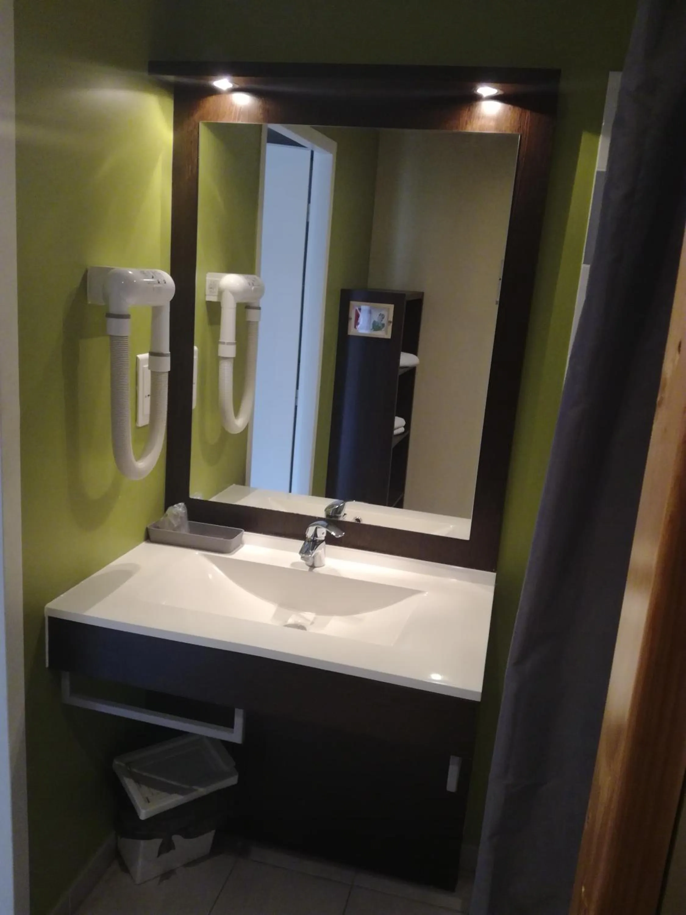 Shower in Fasthotel Montpellier Baillargues