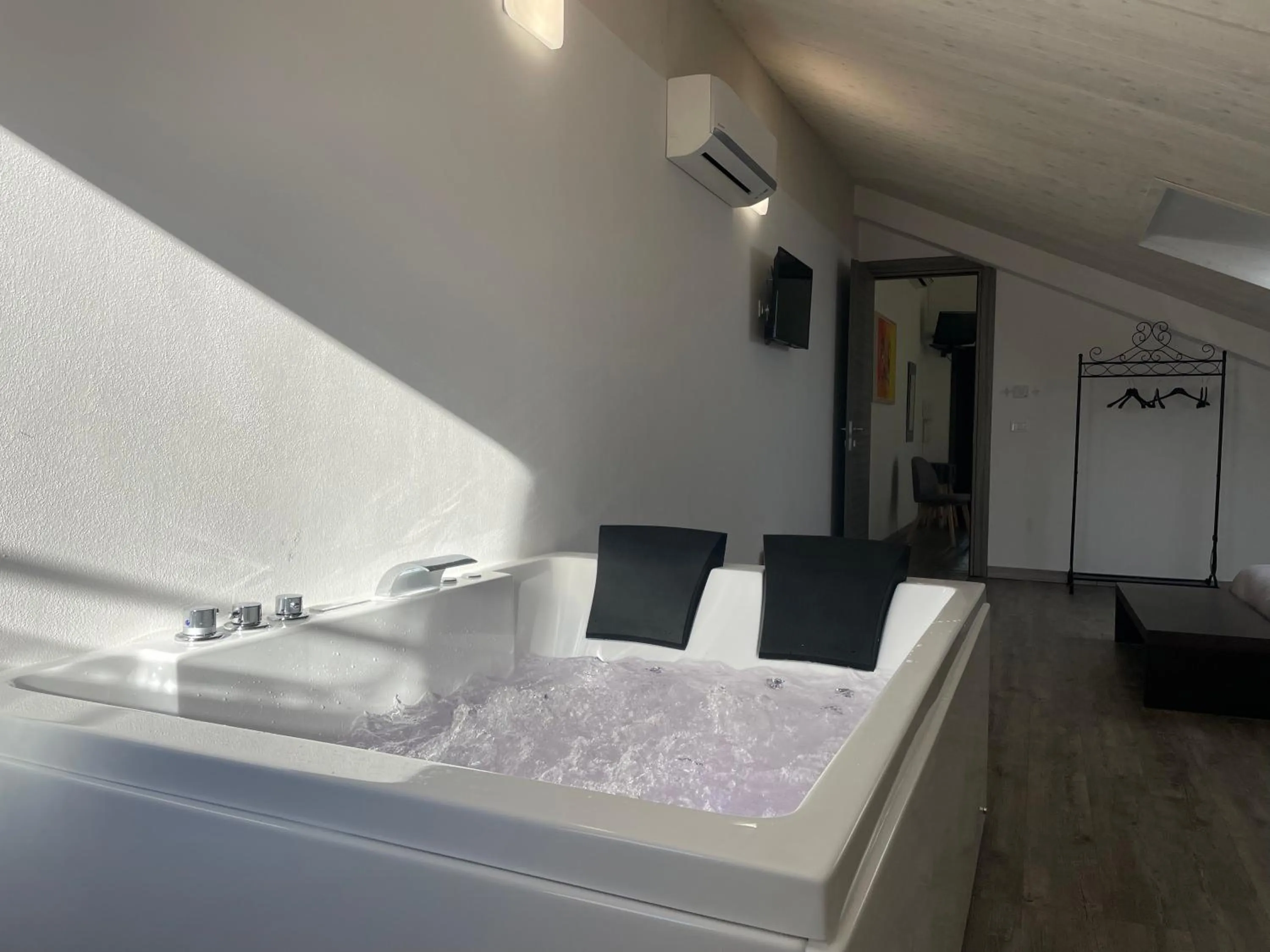 Hot Tub in Villa Liliana