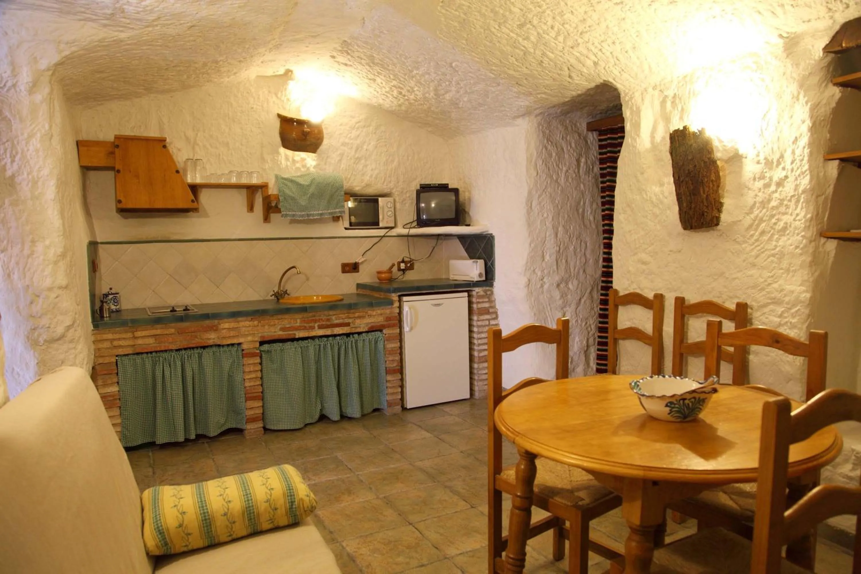 Photo of the whole room in Cuevas La Atalaya