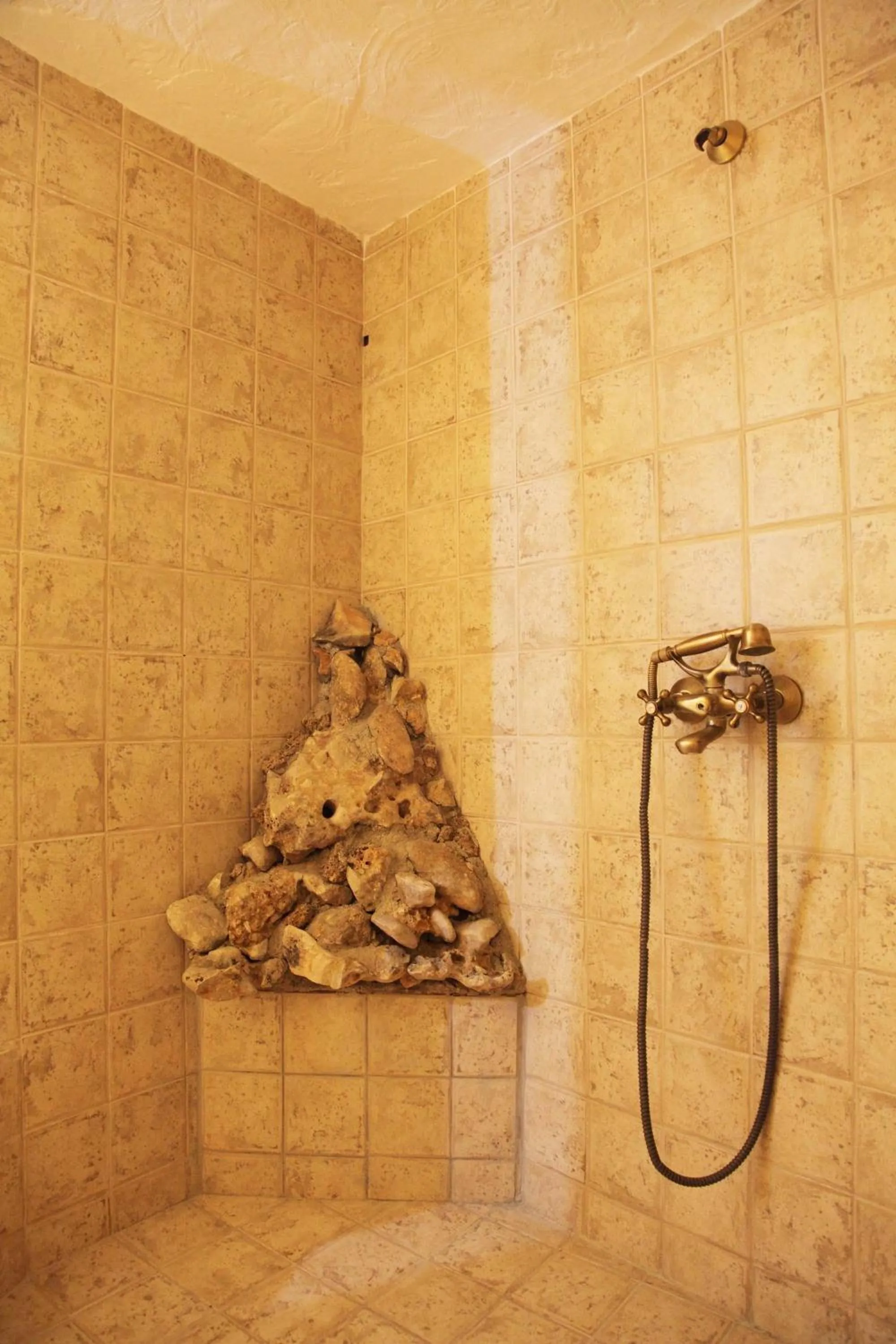 Shower in Cuevas La Atalaya