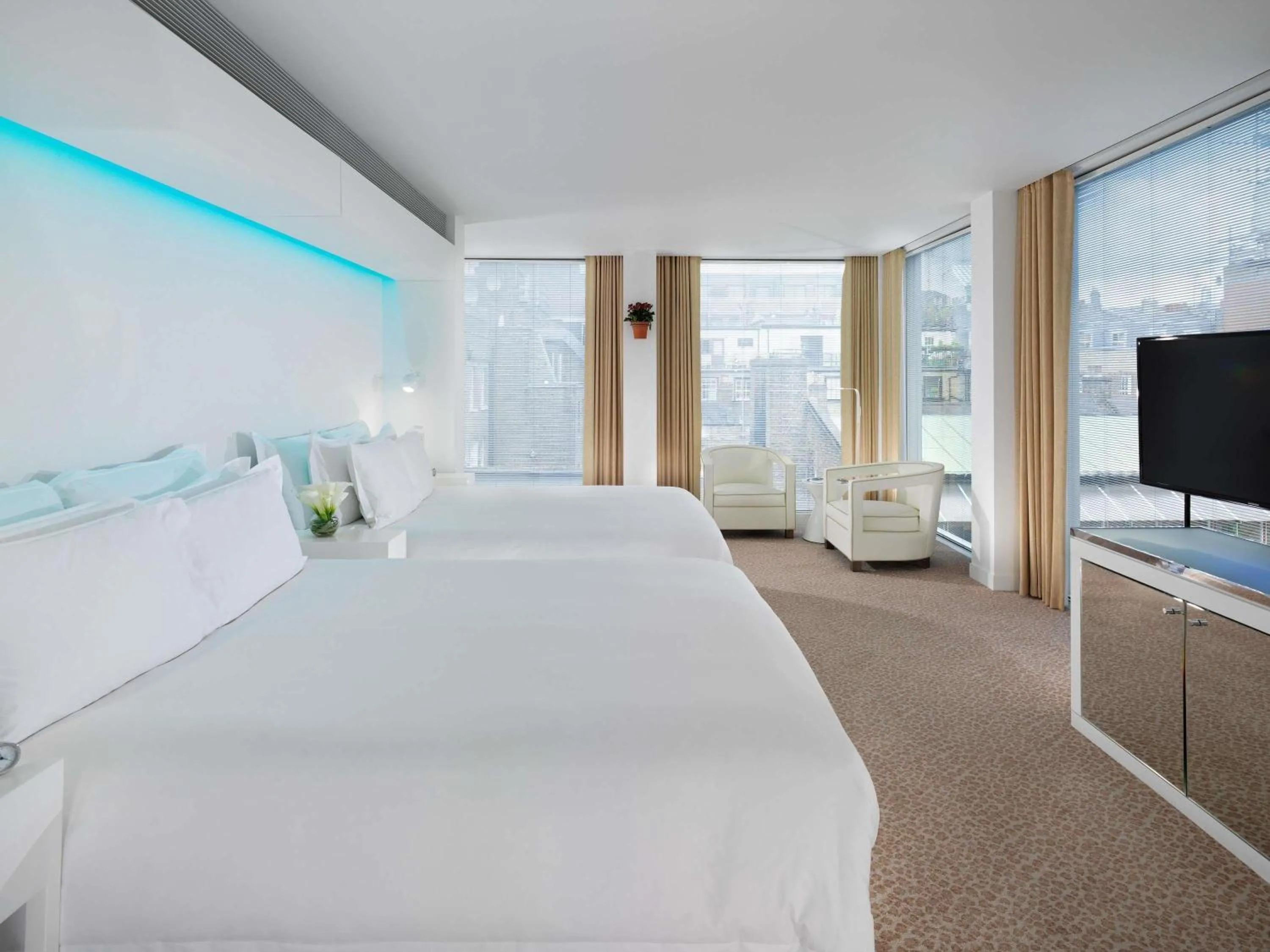 Bedroom, Bed in St Martins Lane London