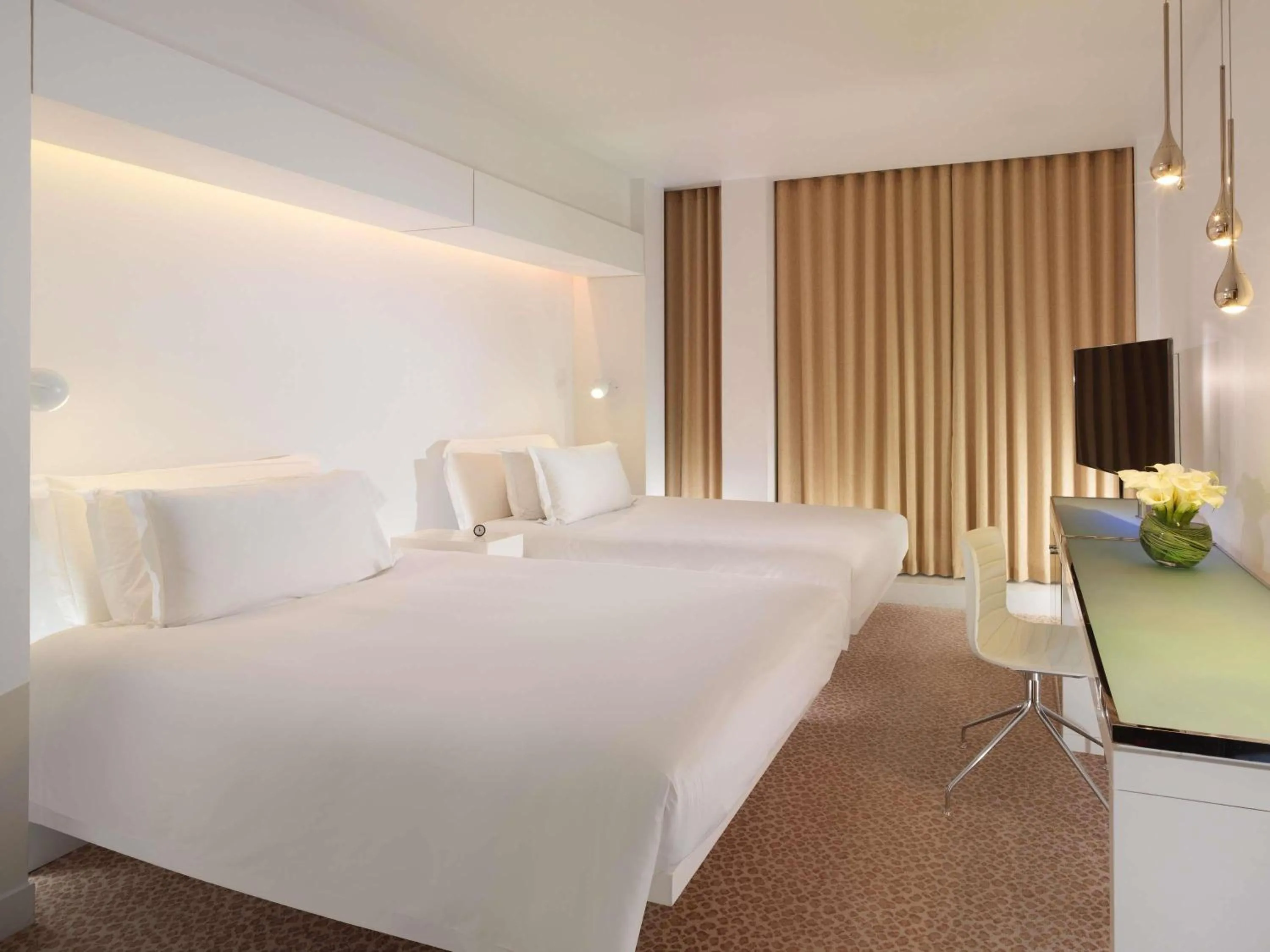 Bedroom, Bed in St Martins Lane London