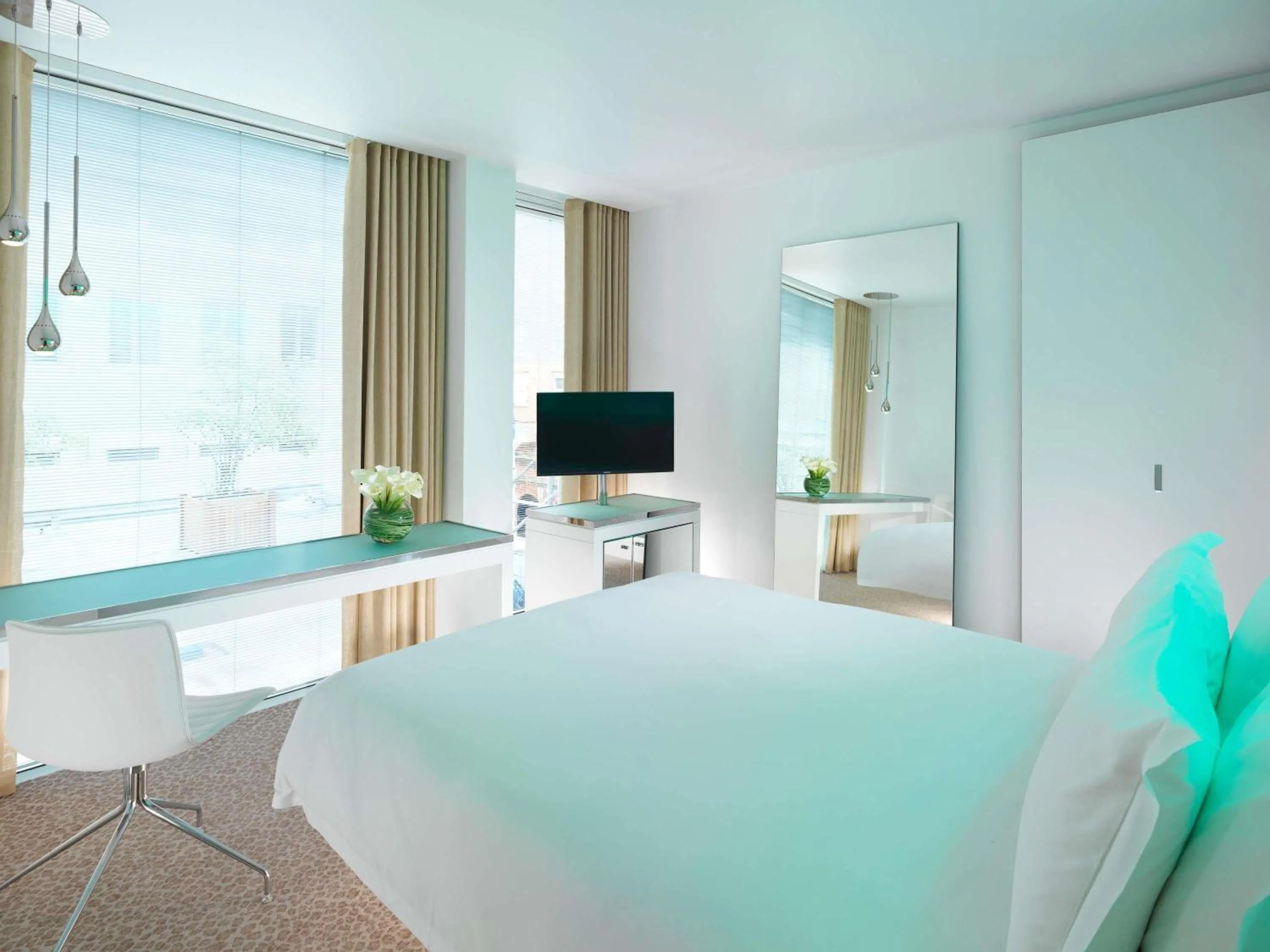 Bedroom, Bed in St Martins Lane London