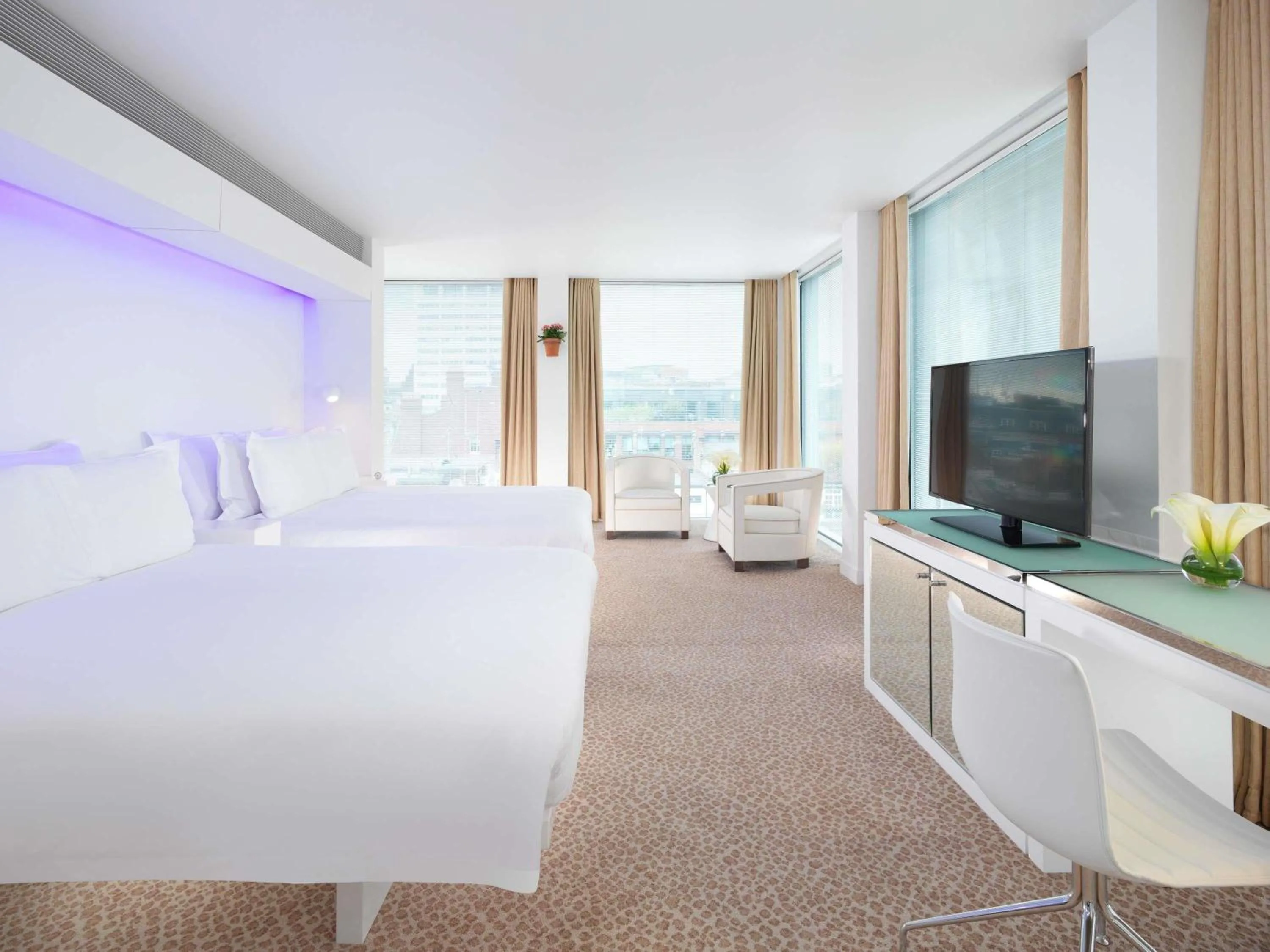 Bedroom, Bed in St Martins Lane London