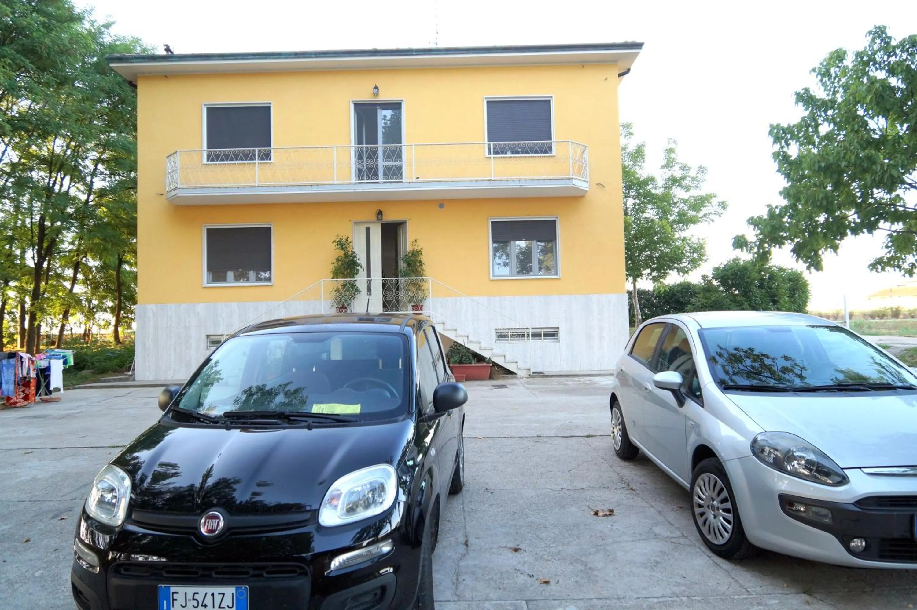Facade/entrance in NOEMI & JULIENNE