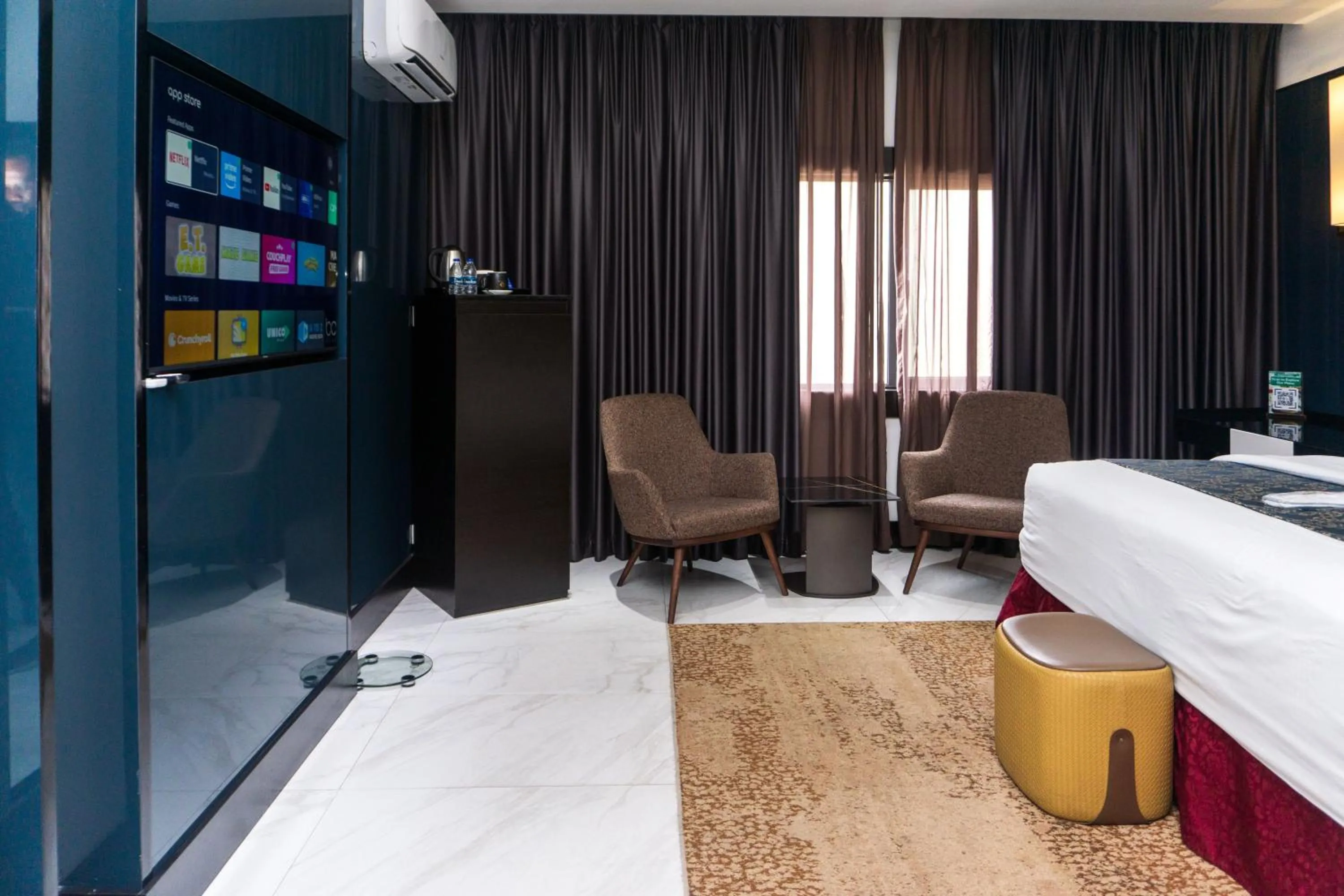 Seating area, Bed in GreenPoint Hotel