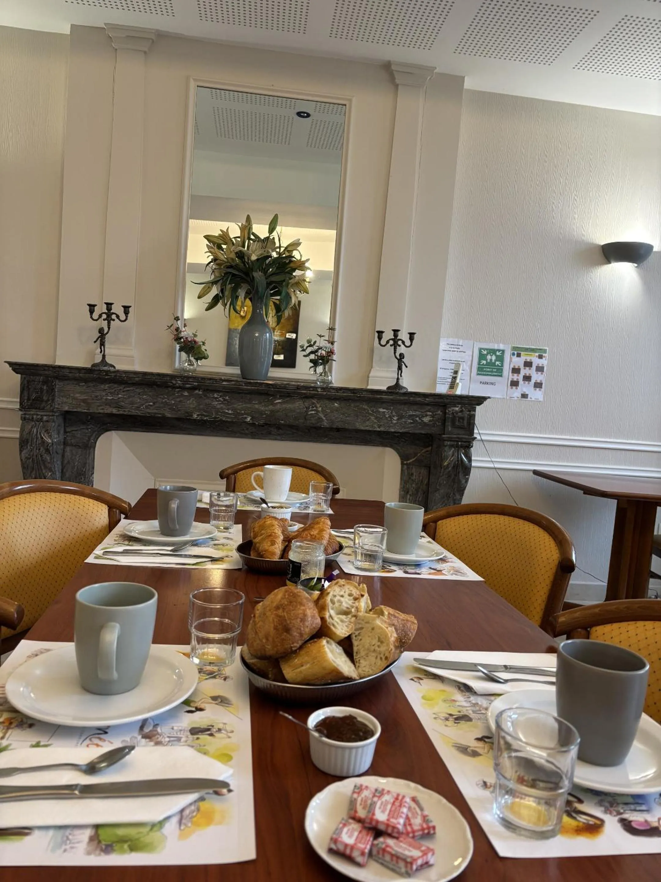 Breakfast in Château du Bourg