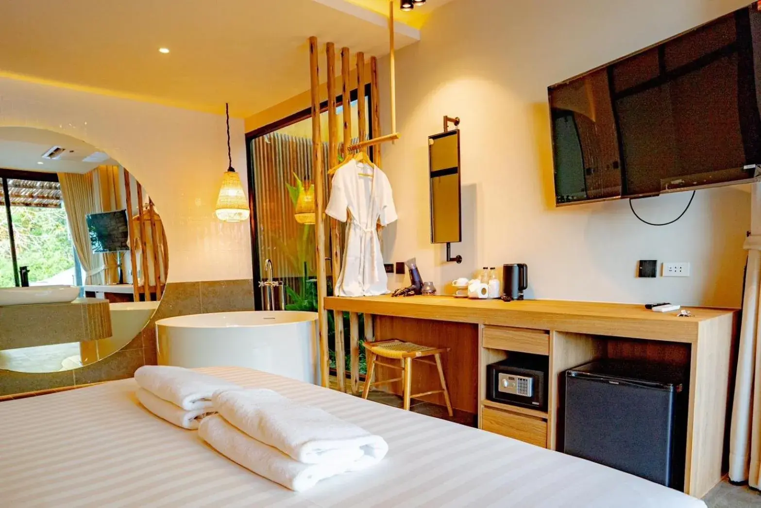 Deluxe King Room with Bath Tub in Sangthian Beach Resort Deluxe King Room with Bath Tub in Sangthian Beach Resort