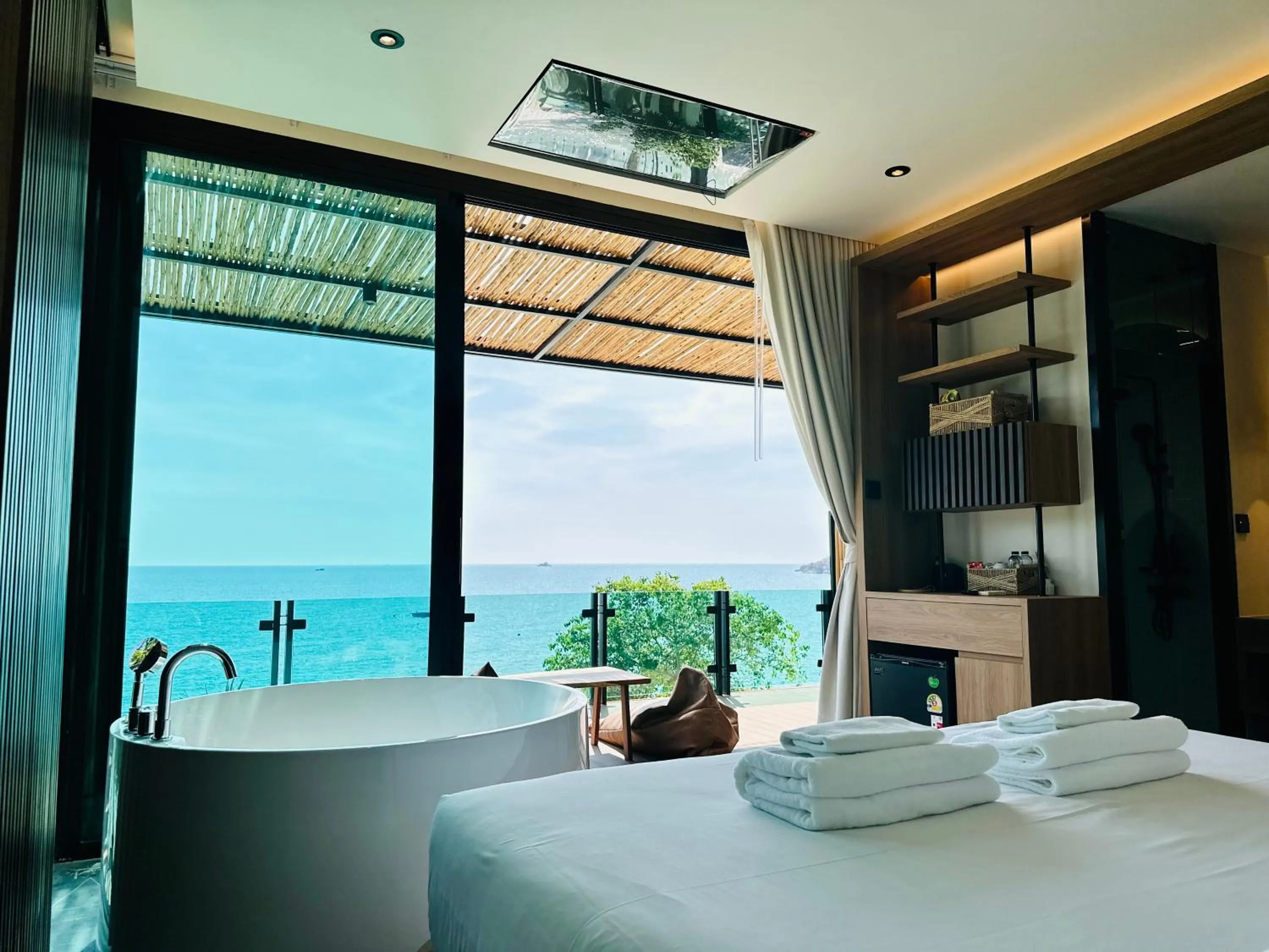 Bed in Sangthian Beach Resort