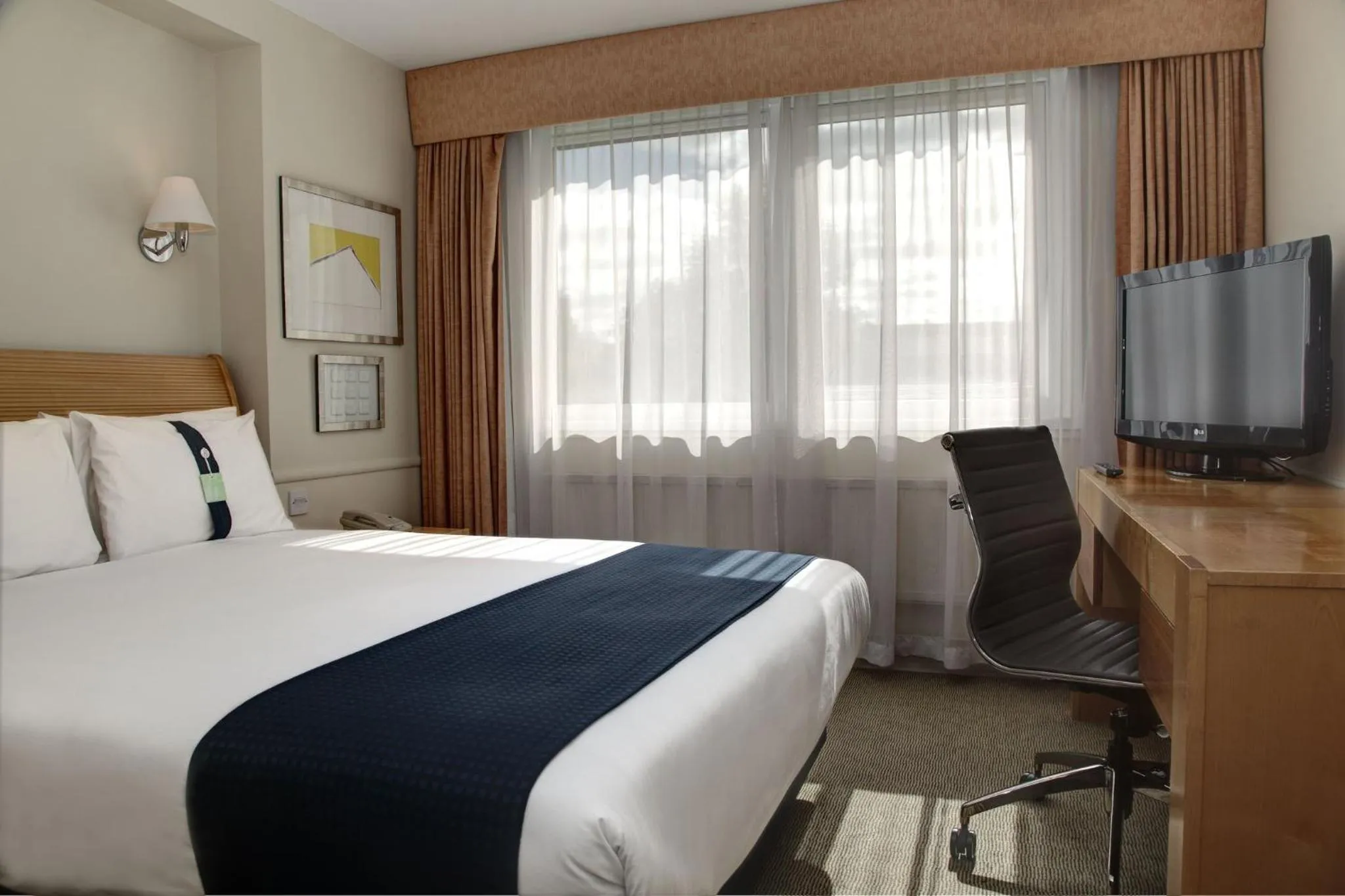 Photo of the whole room, Bed in Holiday Inn Bristol Filton by IHG