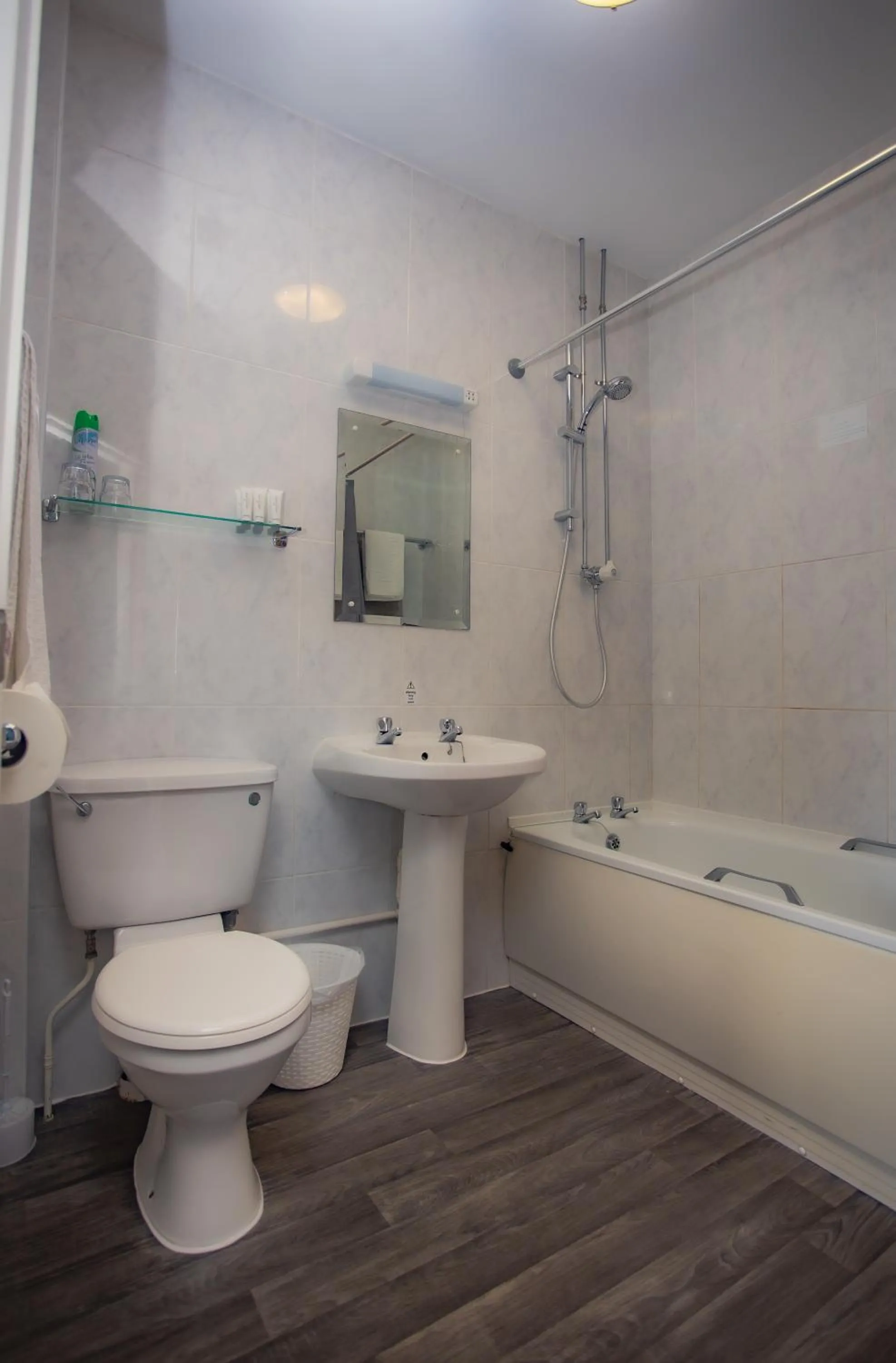 Toilet in Bells Hotel