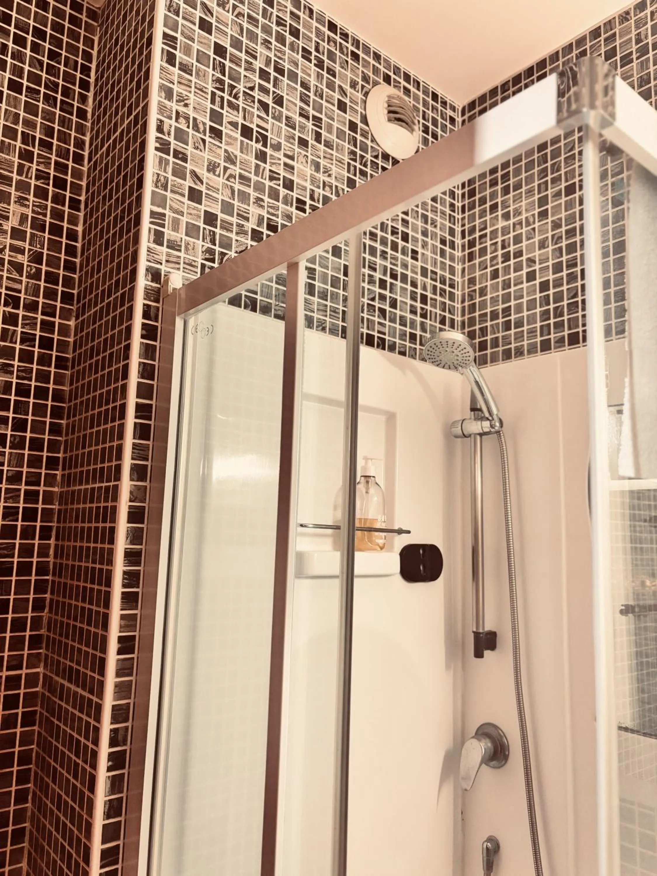 Shower in Logis Hôtel Saint Martin