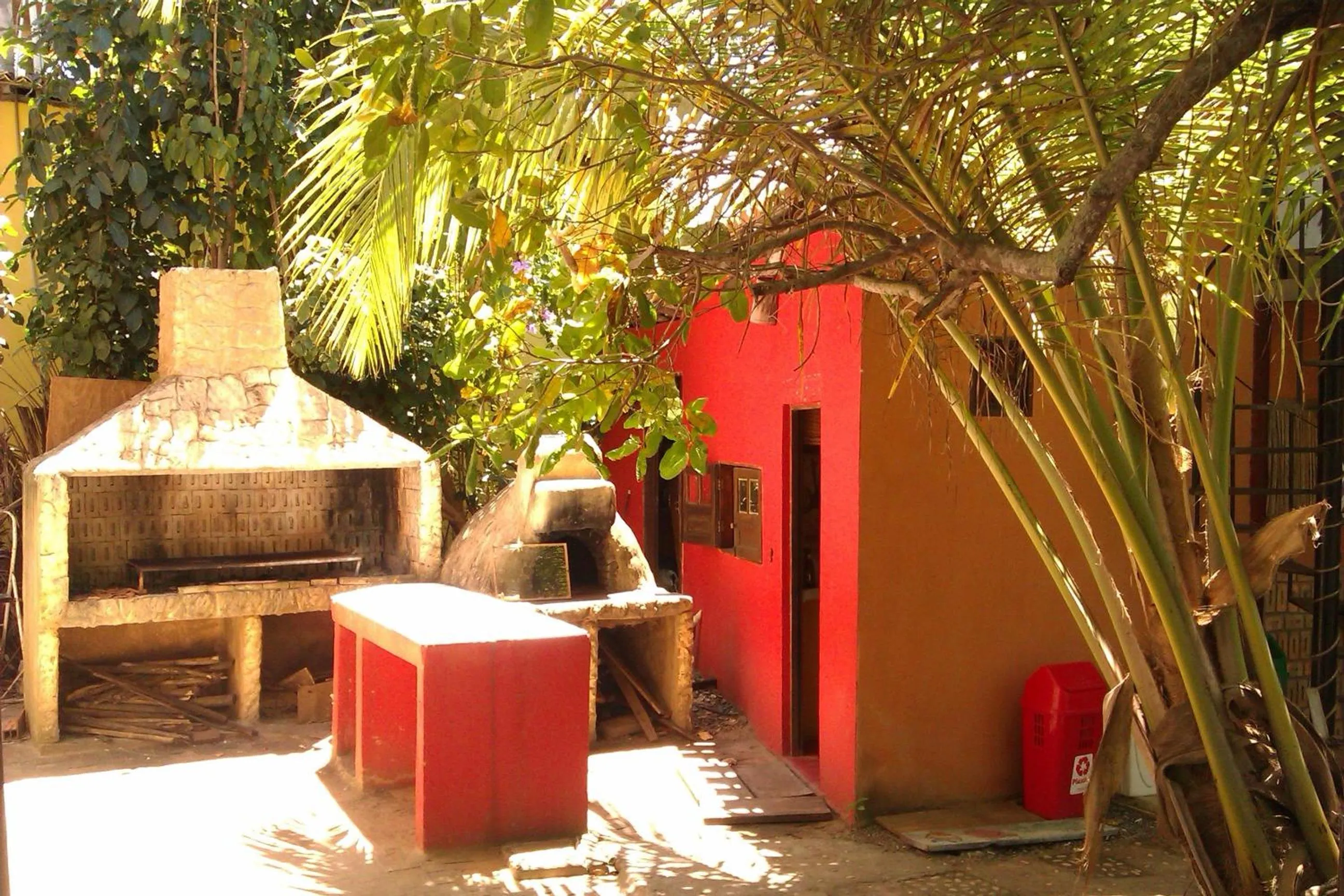 BBQ facilities in Imbassaí Pousada Hostel Lujimba