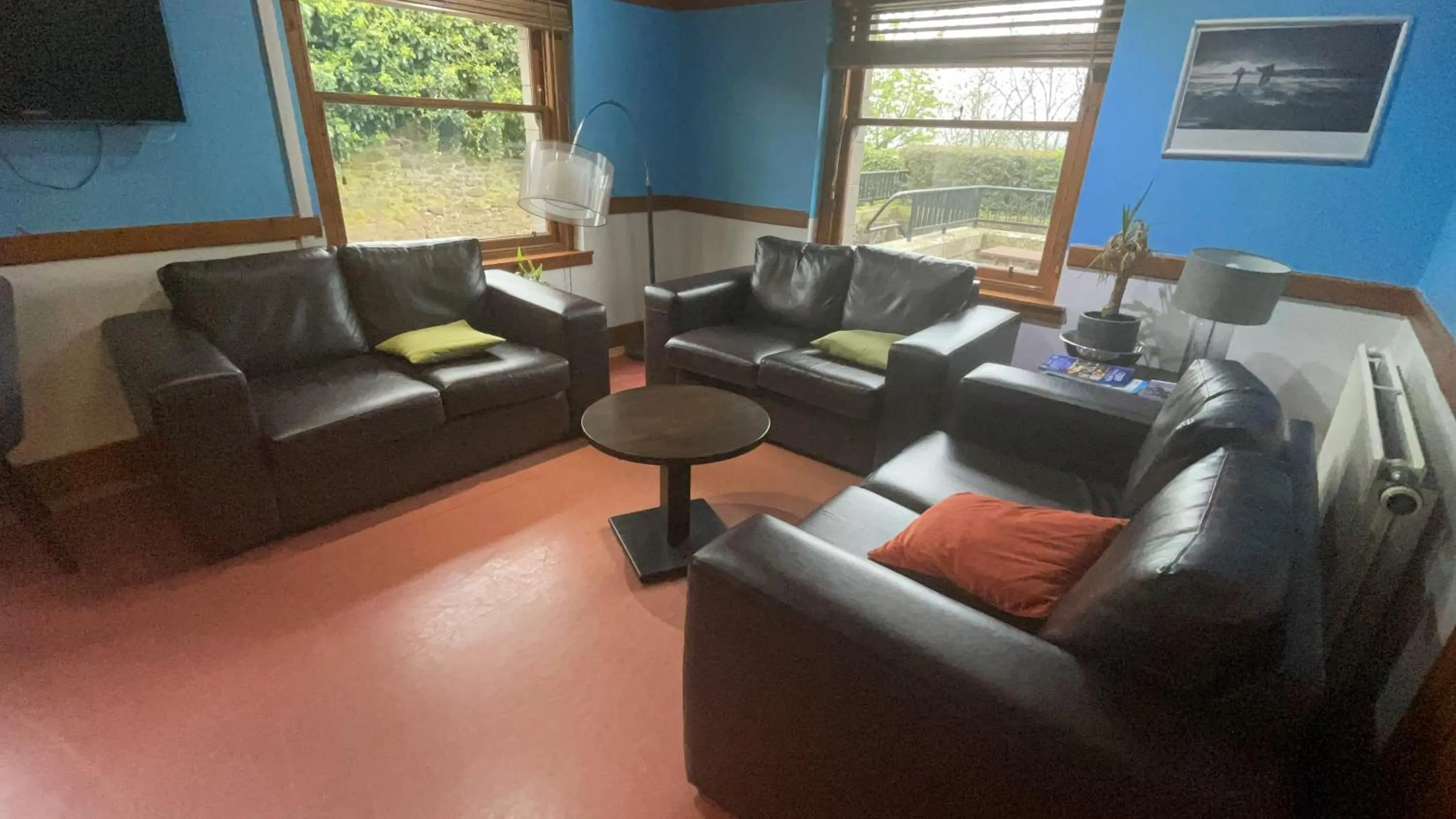 Communal lounge/ TV room in Stirling Youth Hostel