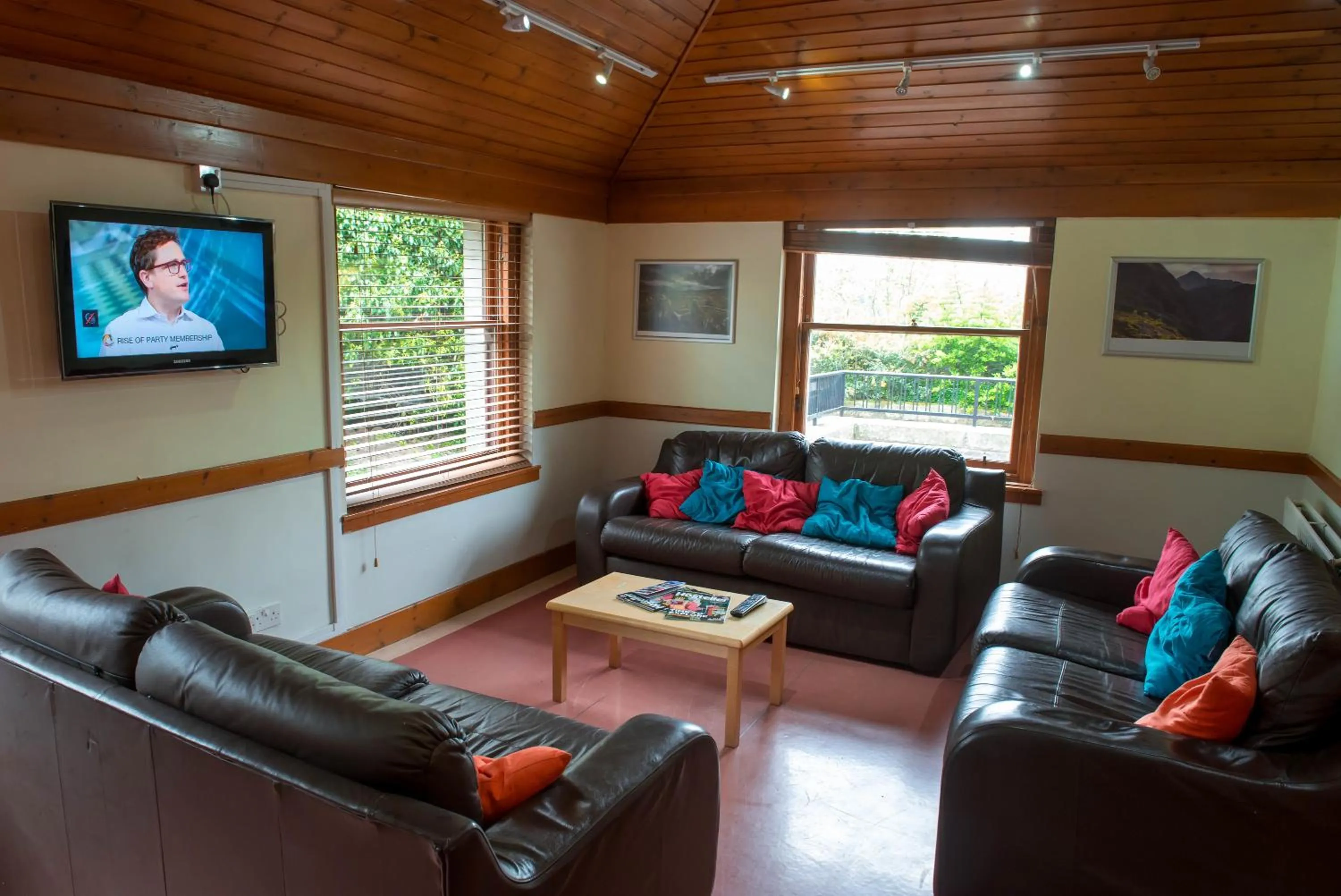 Communal lounge/ TV room in Stirling Youth Hostel
