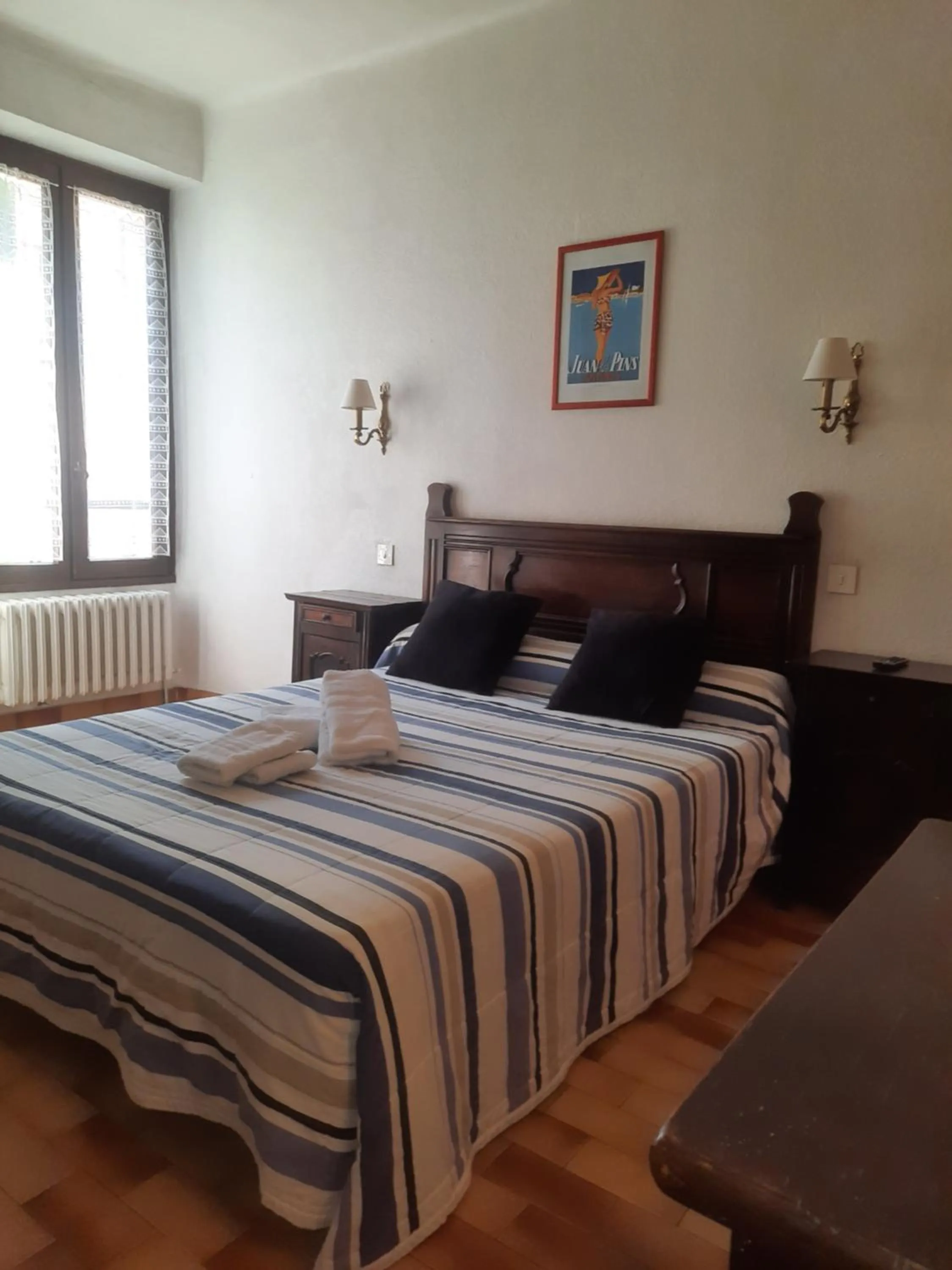 Property building, Bed in Hôtel Central