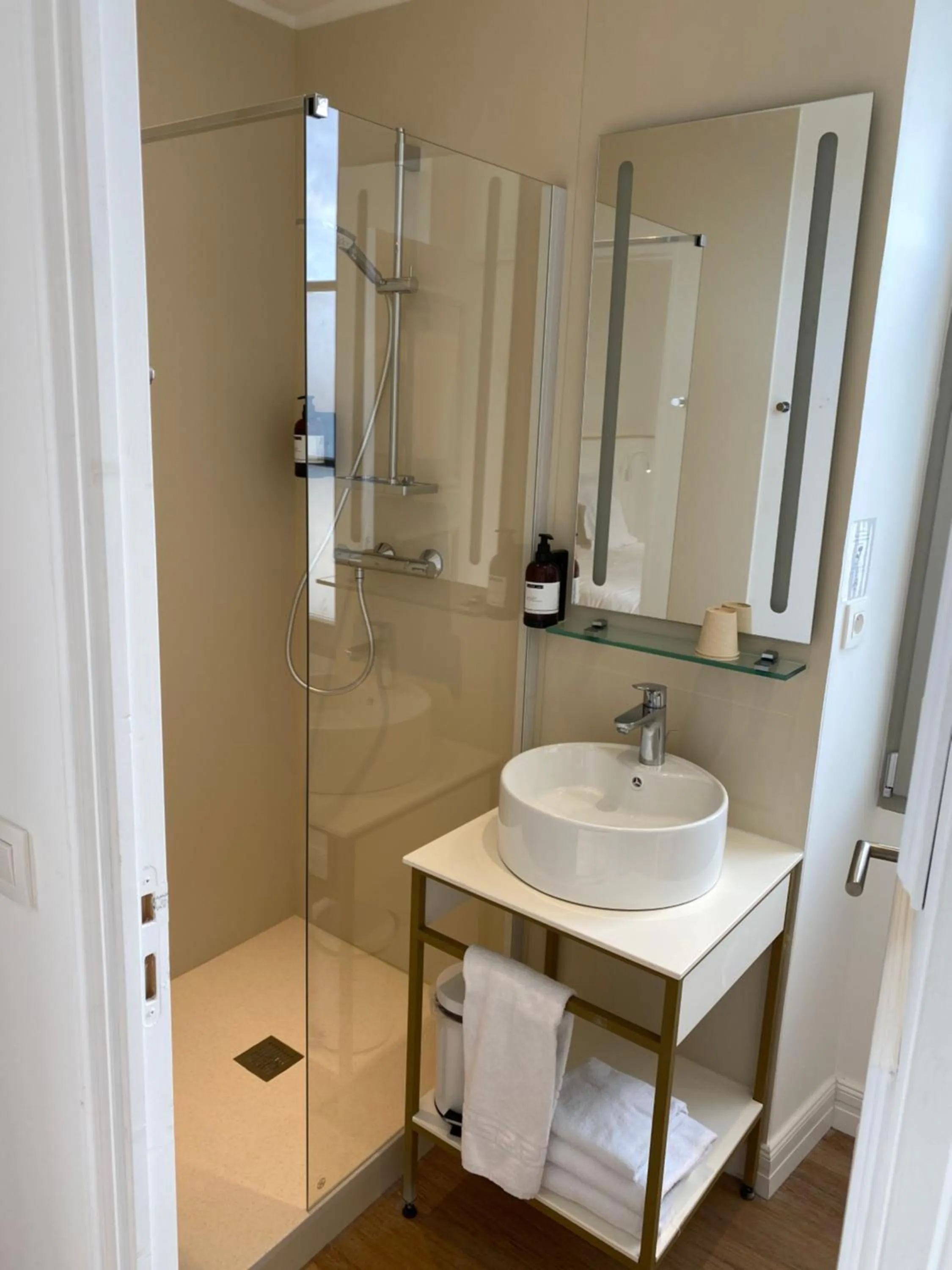 Shower in La Clef des Châteaux