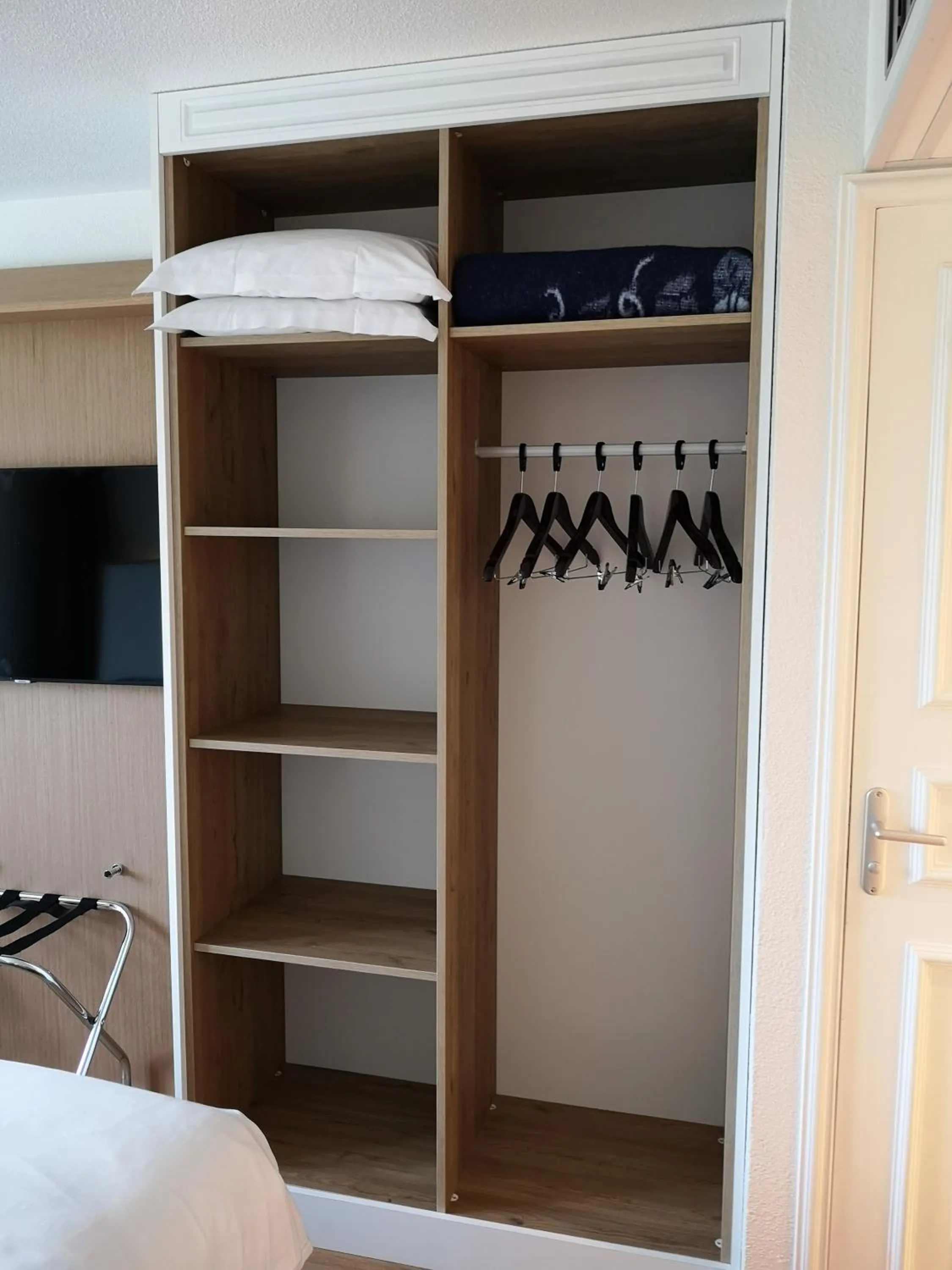 wardrobe in La Clef des Châteaux