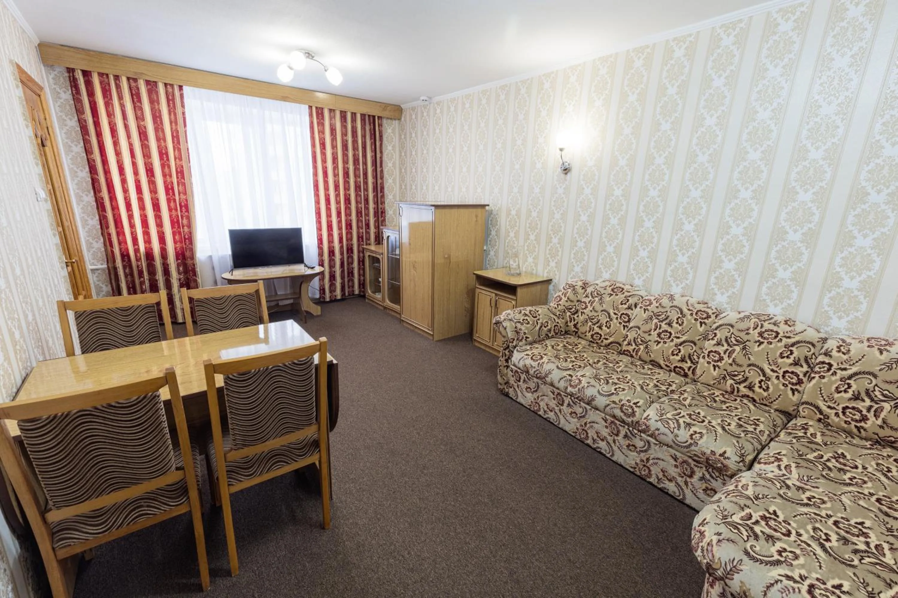 Living room, Bed in Hotel Mir