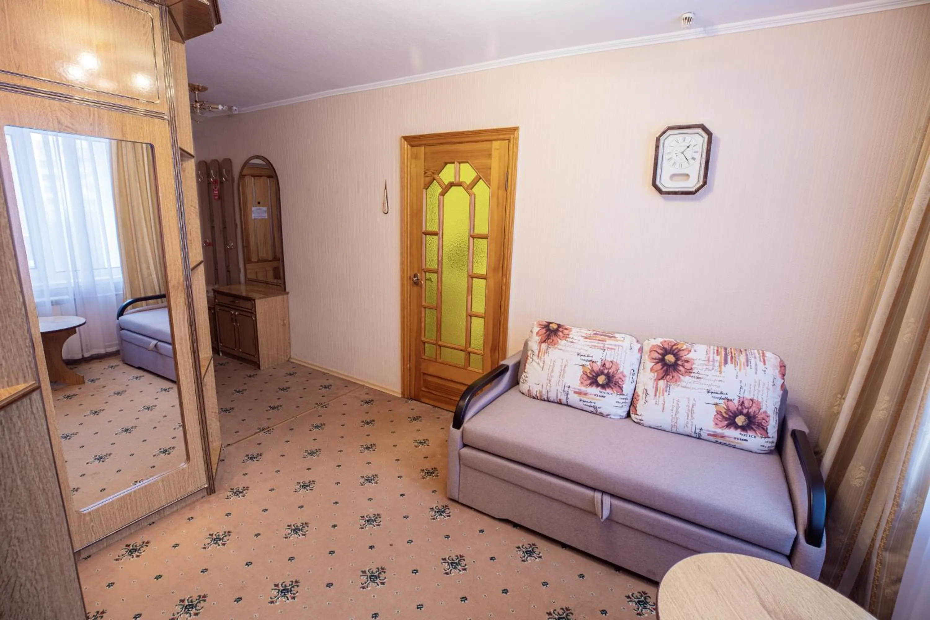 Living room, Bed in Hotel Mir