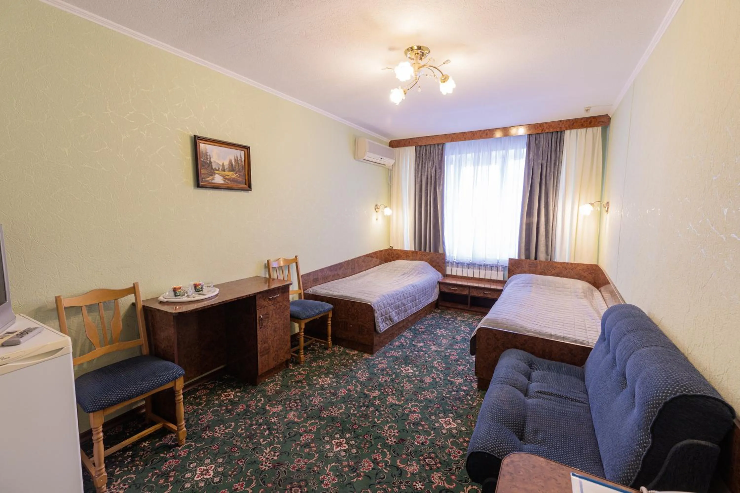 Photo of the whole room, Bed in Hotel Mir