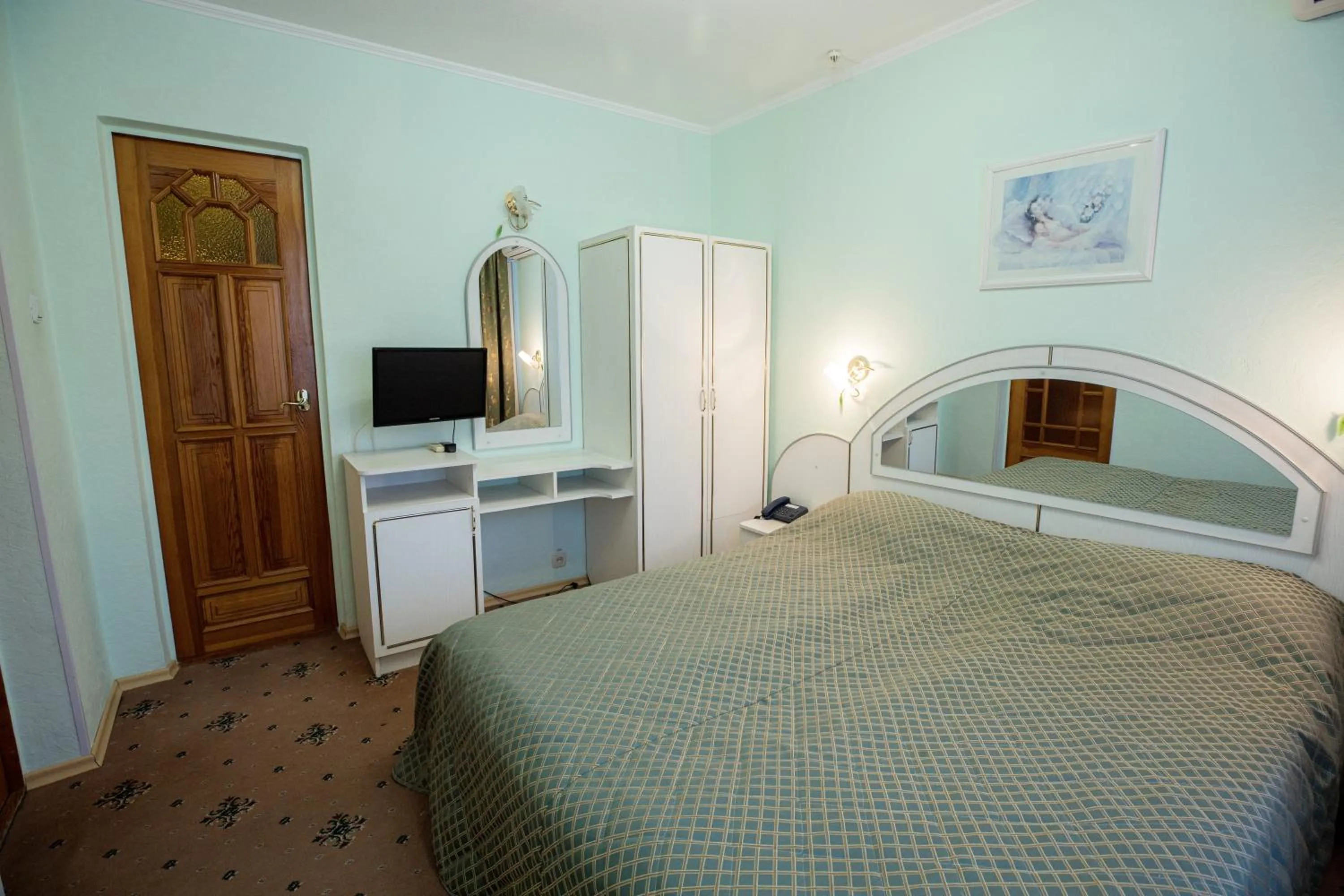 Photo of the whole room, Bed in Hotel Mir