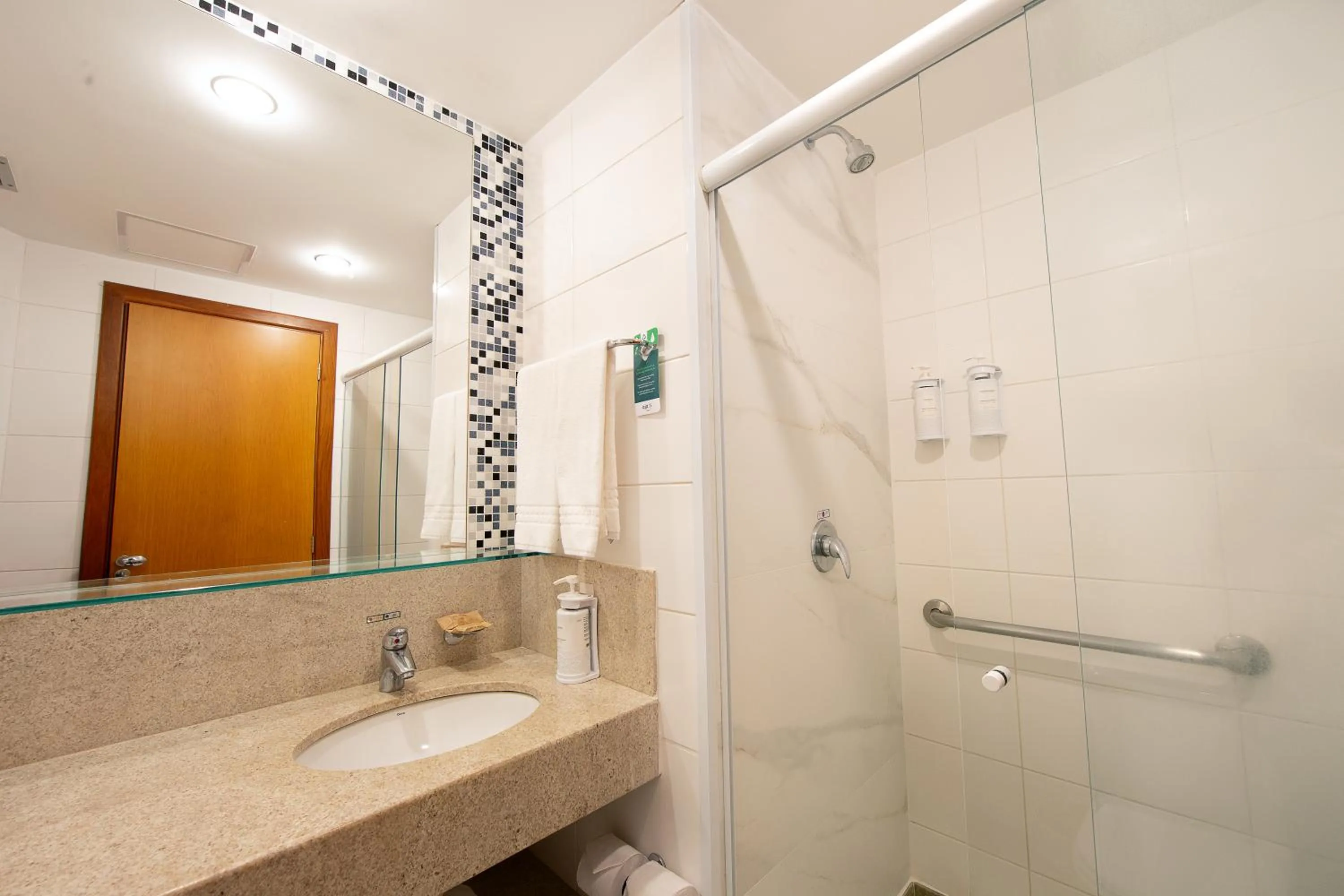 Bathroom in Quality Hotel Vitória