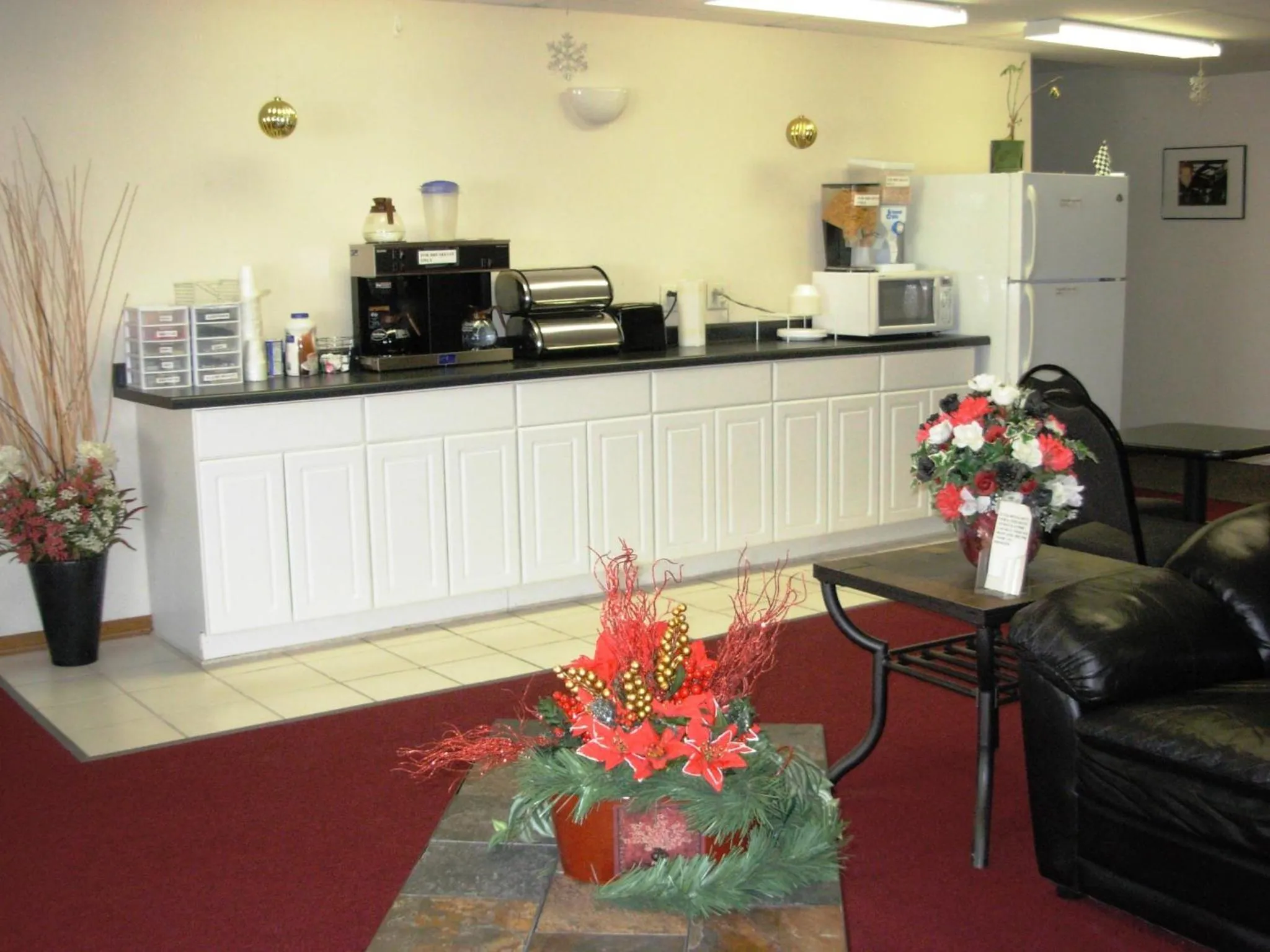 Kitchen/Kitchenette in Red Carpet Motel - Knoxville