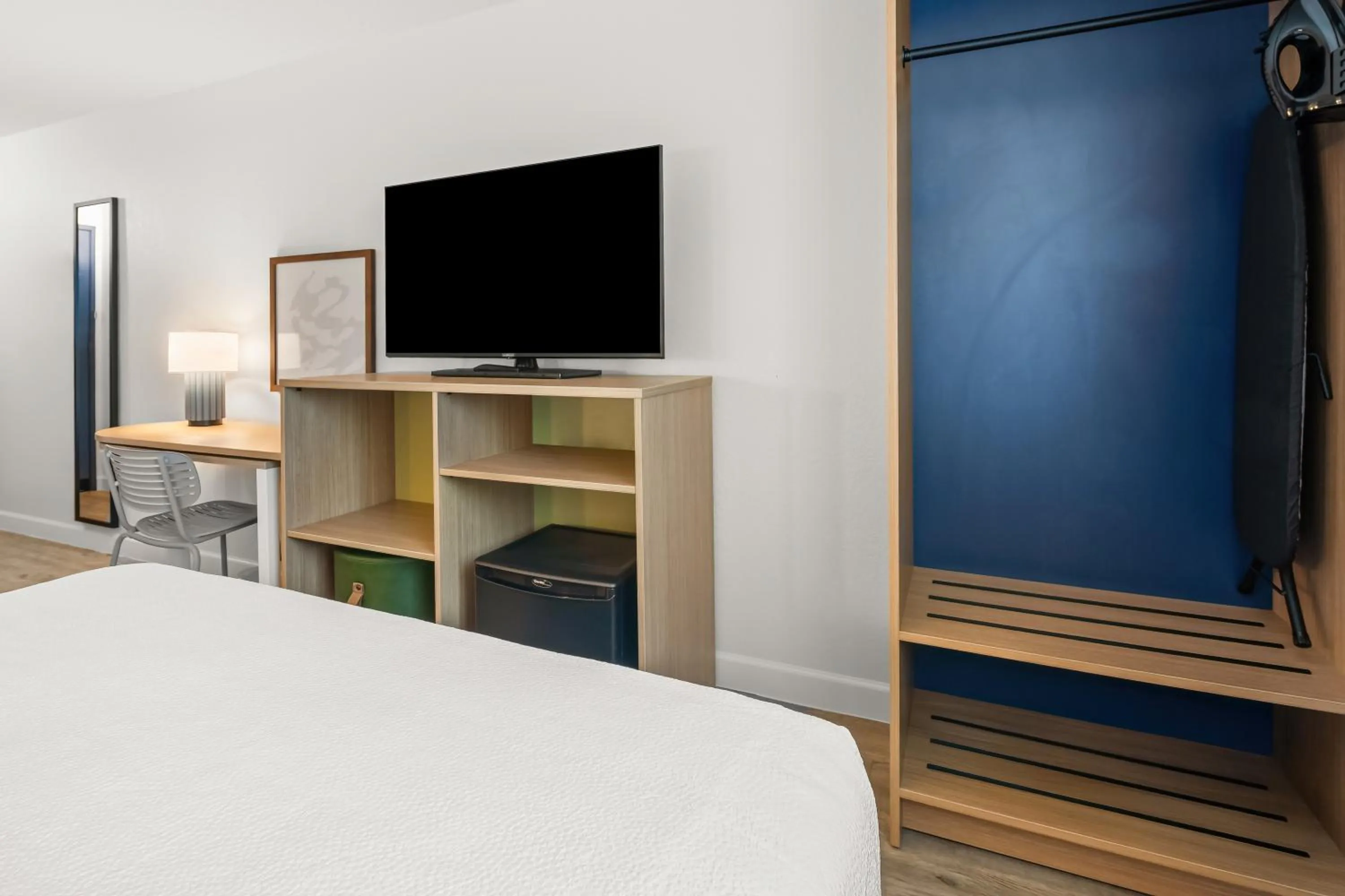 TV and multimedia, Bed in Spark By Hilton Eden Prairie