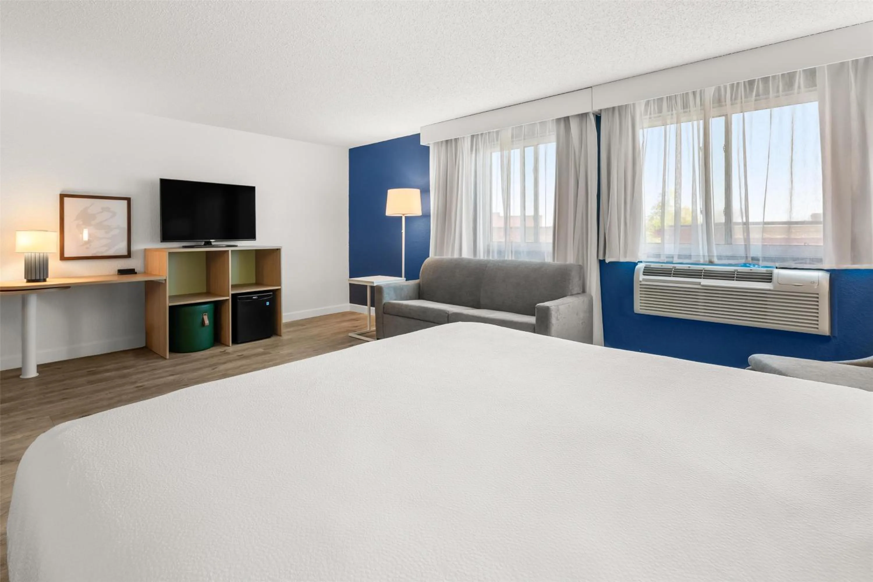 Living room, Bed in Spark By Hilton Eden Prairie