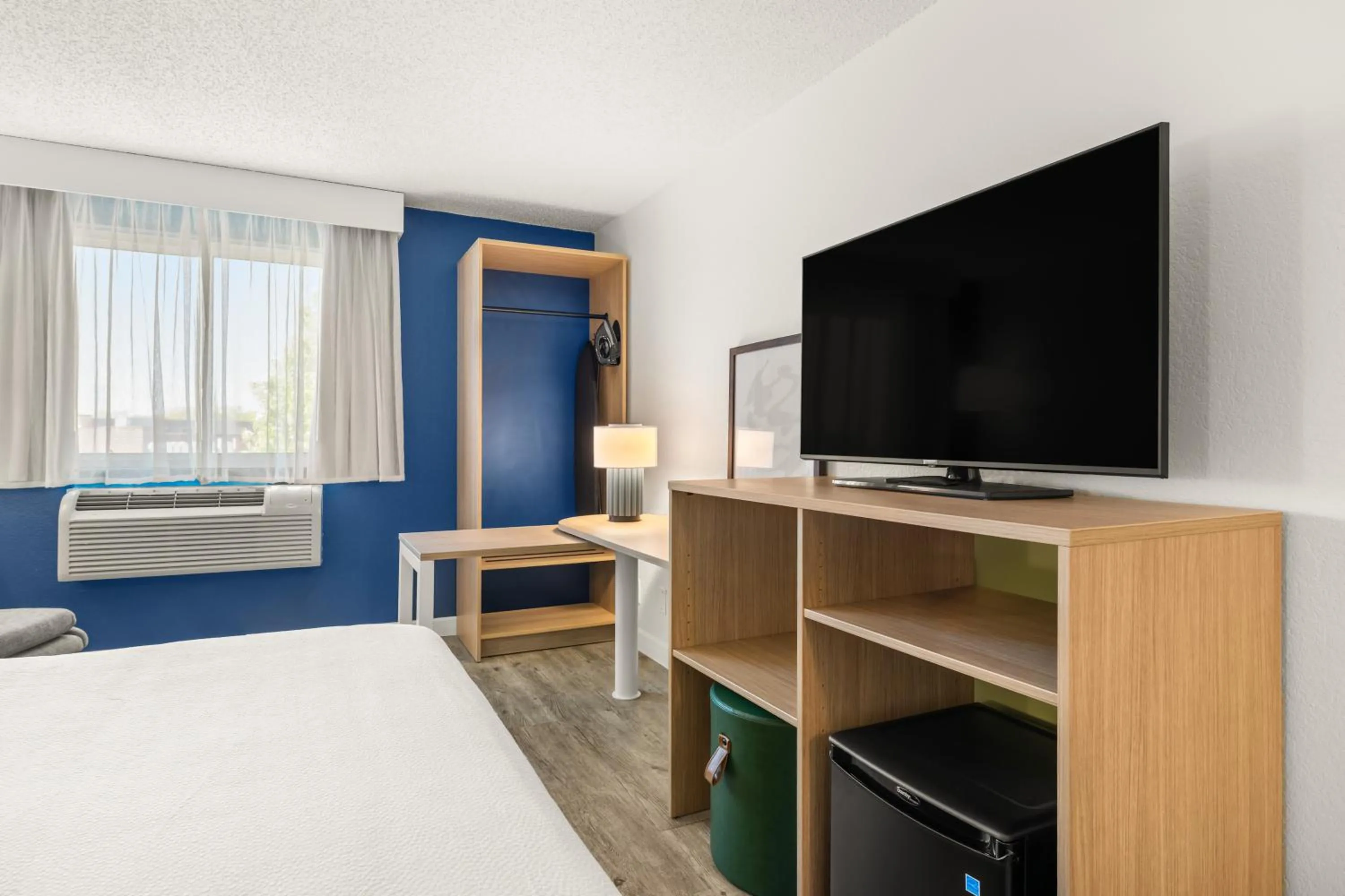TV and multimedia, Bed in Spark By Hilton Eden Prairie