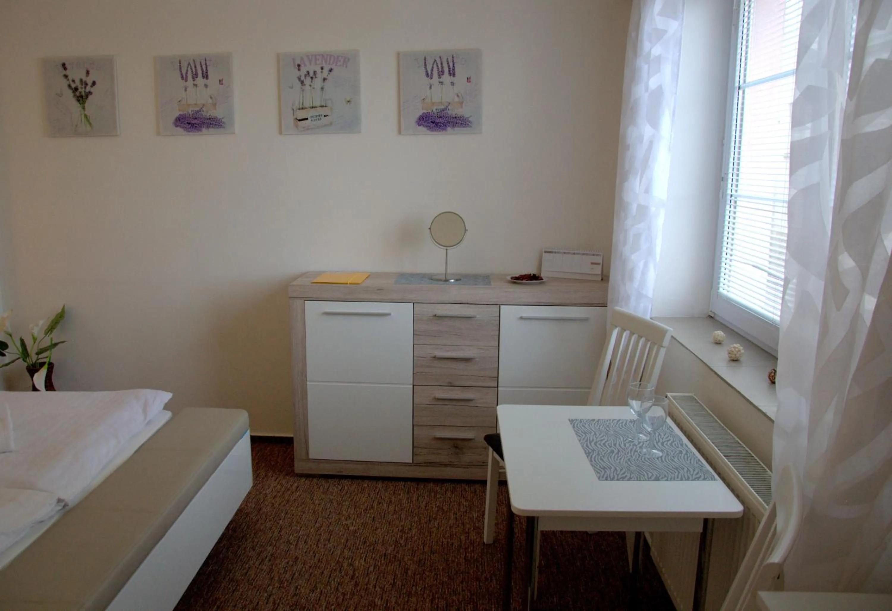 Bedroom, Bed in Hotel Gregor