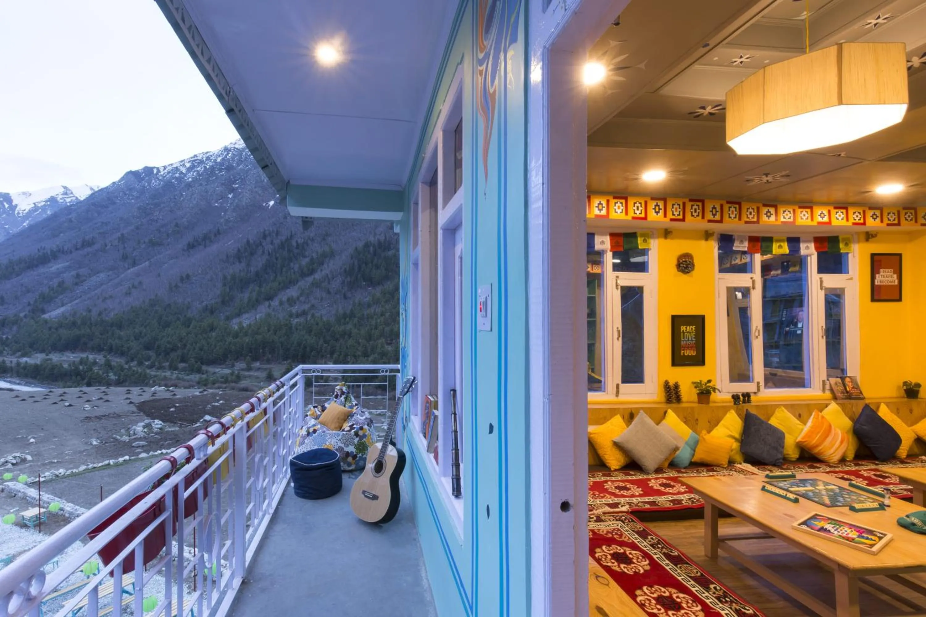 Communal lounge/ TV room in Zostel Chitkul