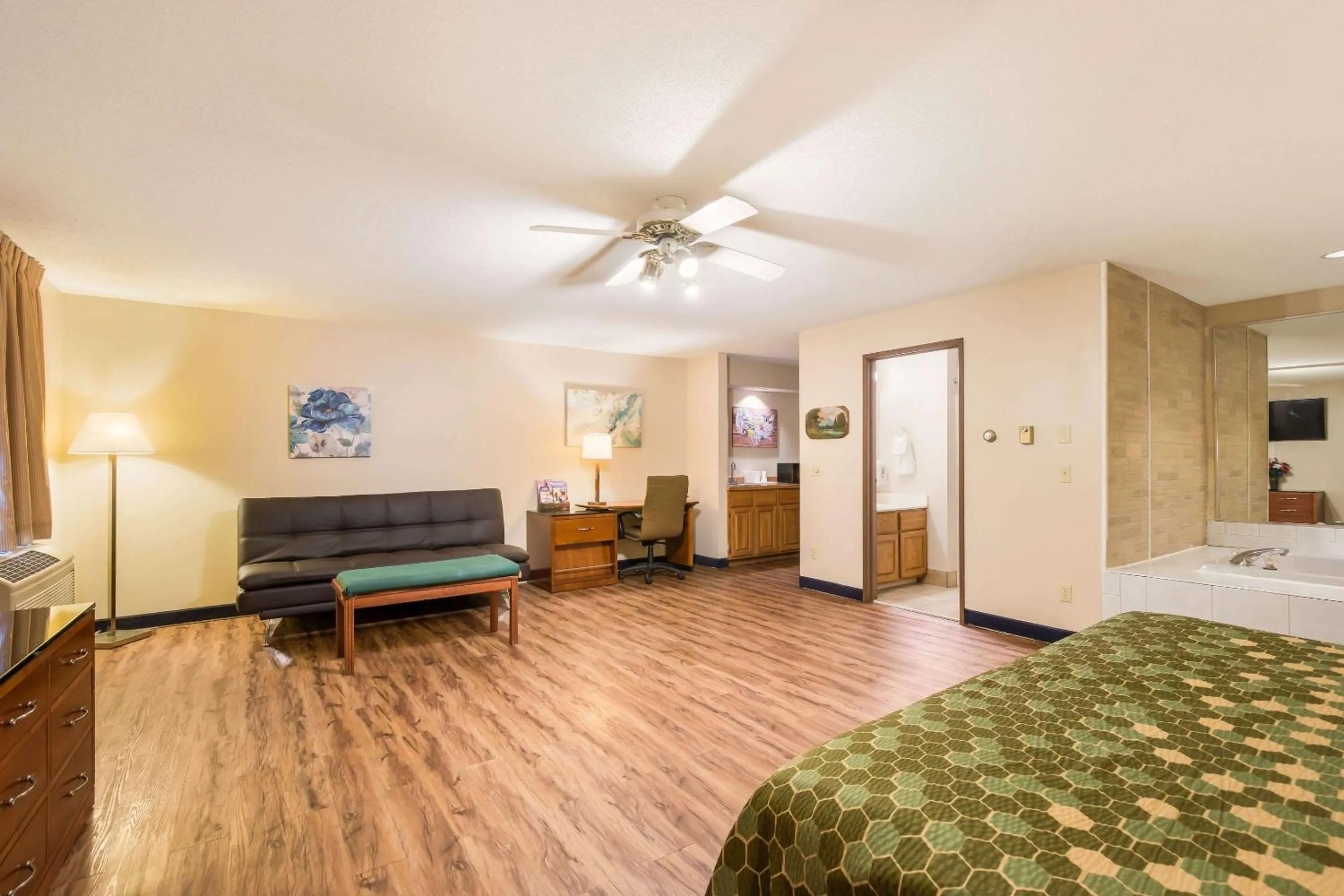 Bedroom, Bed in Econo Lodge Lake Mills