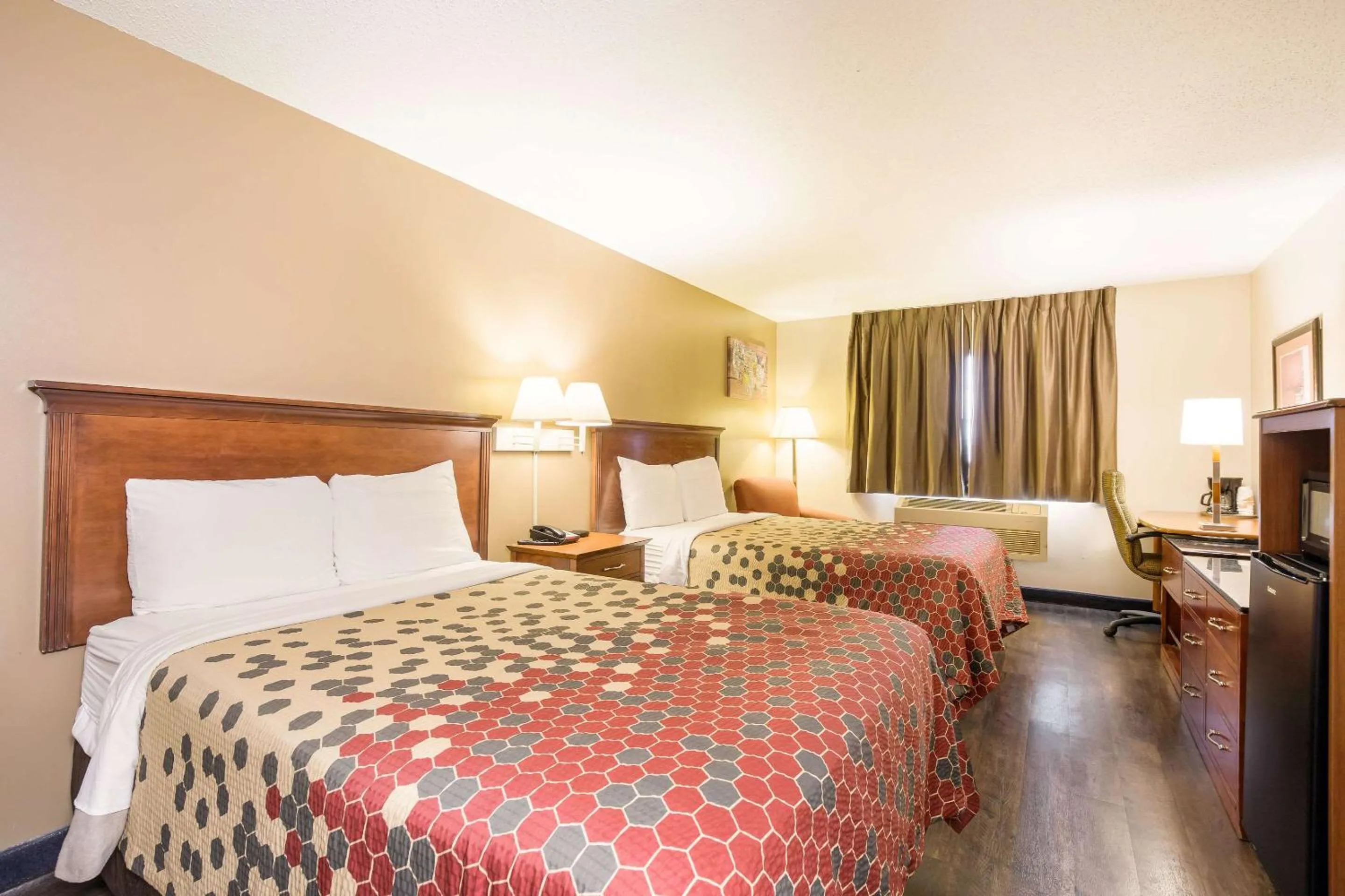 Photo of the whole room, Bed in Econo Lodge Lake Mills