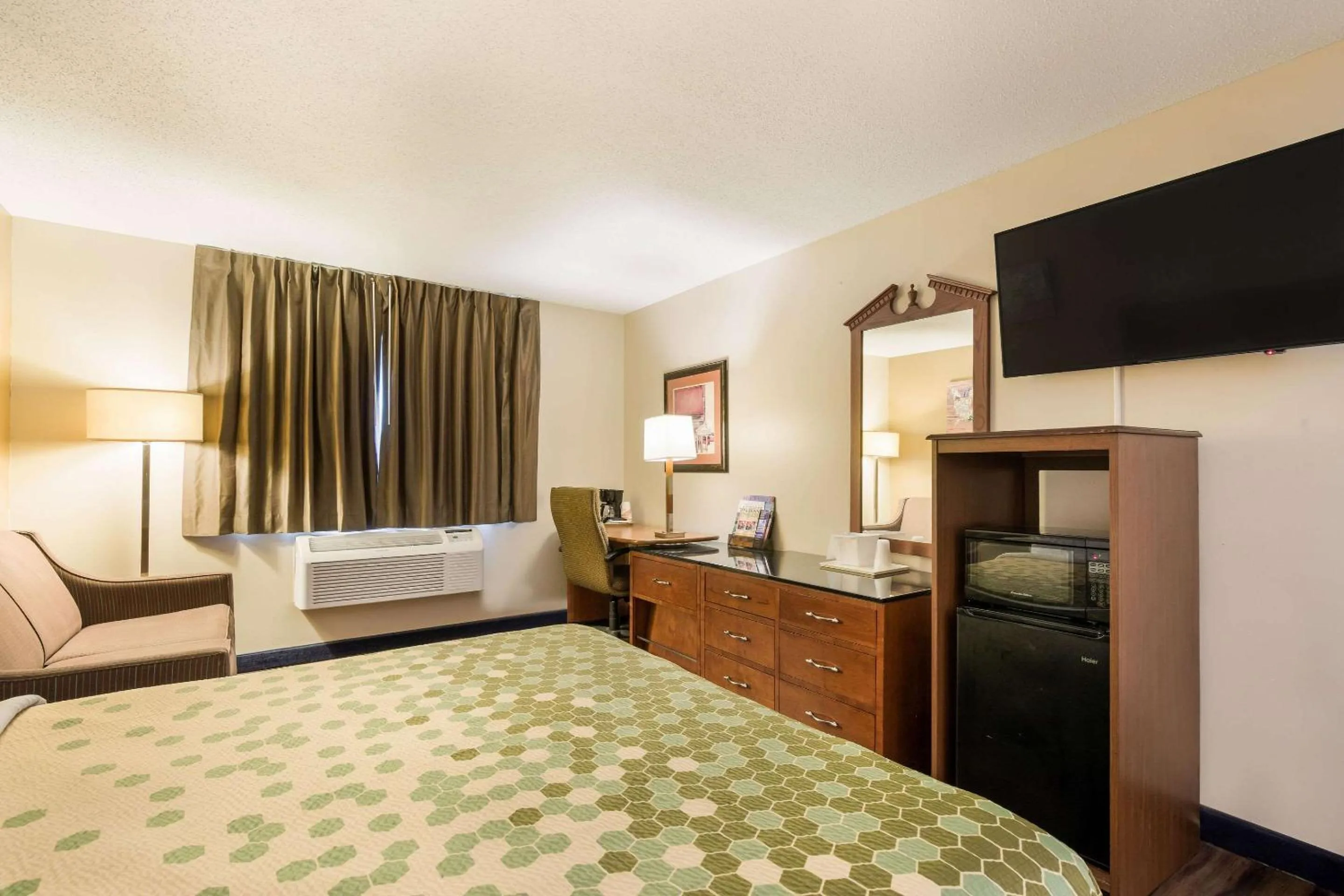 Photo of the whole room, Bed in Econo Lodge Lake Mills