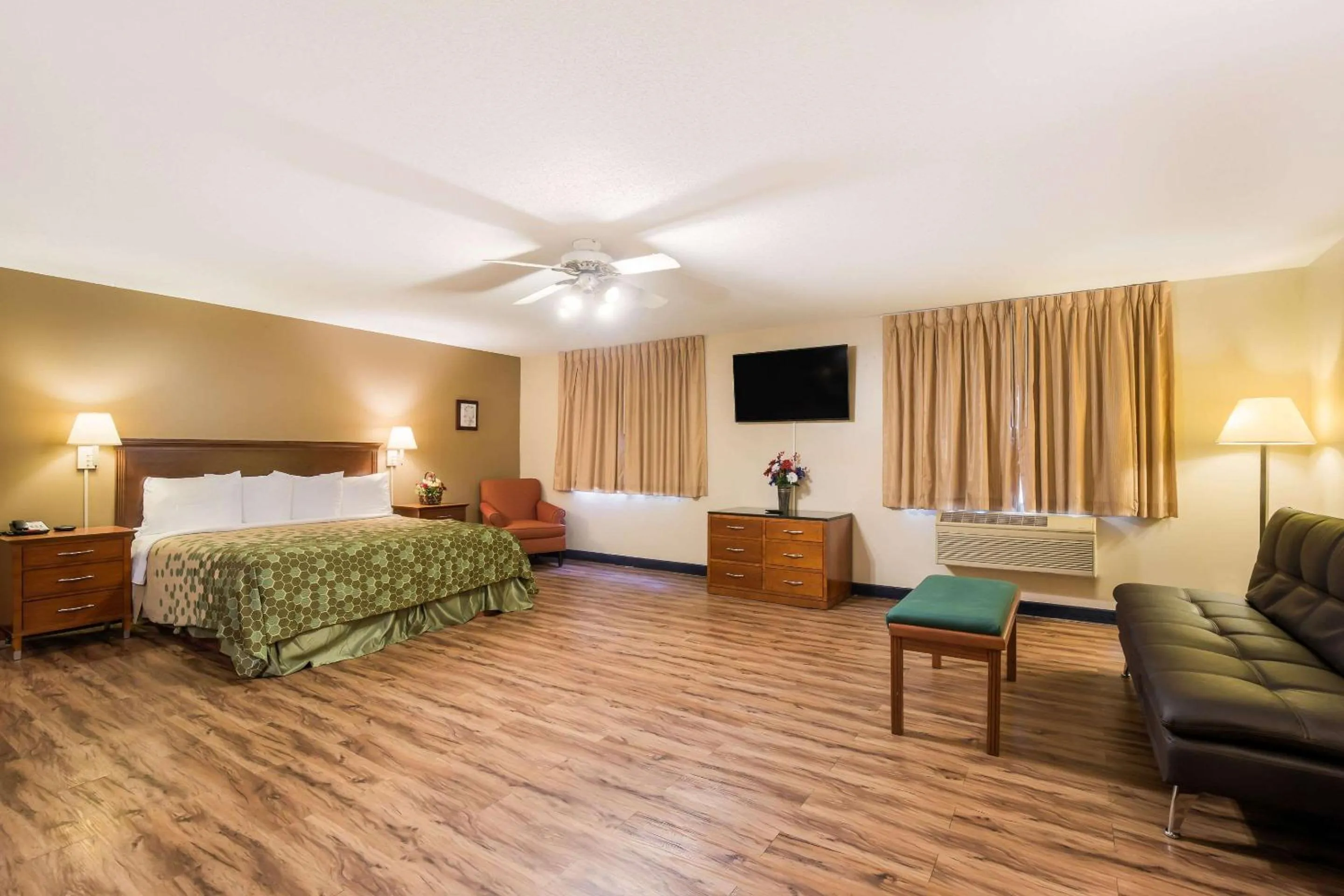 Bedroom, Bed in Econo Lodge Lake Mills