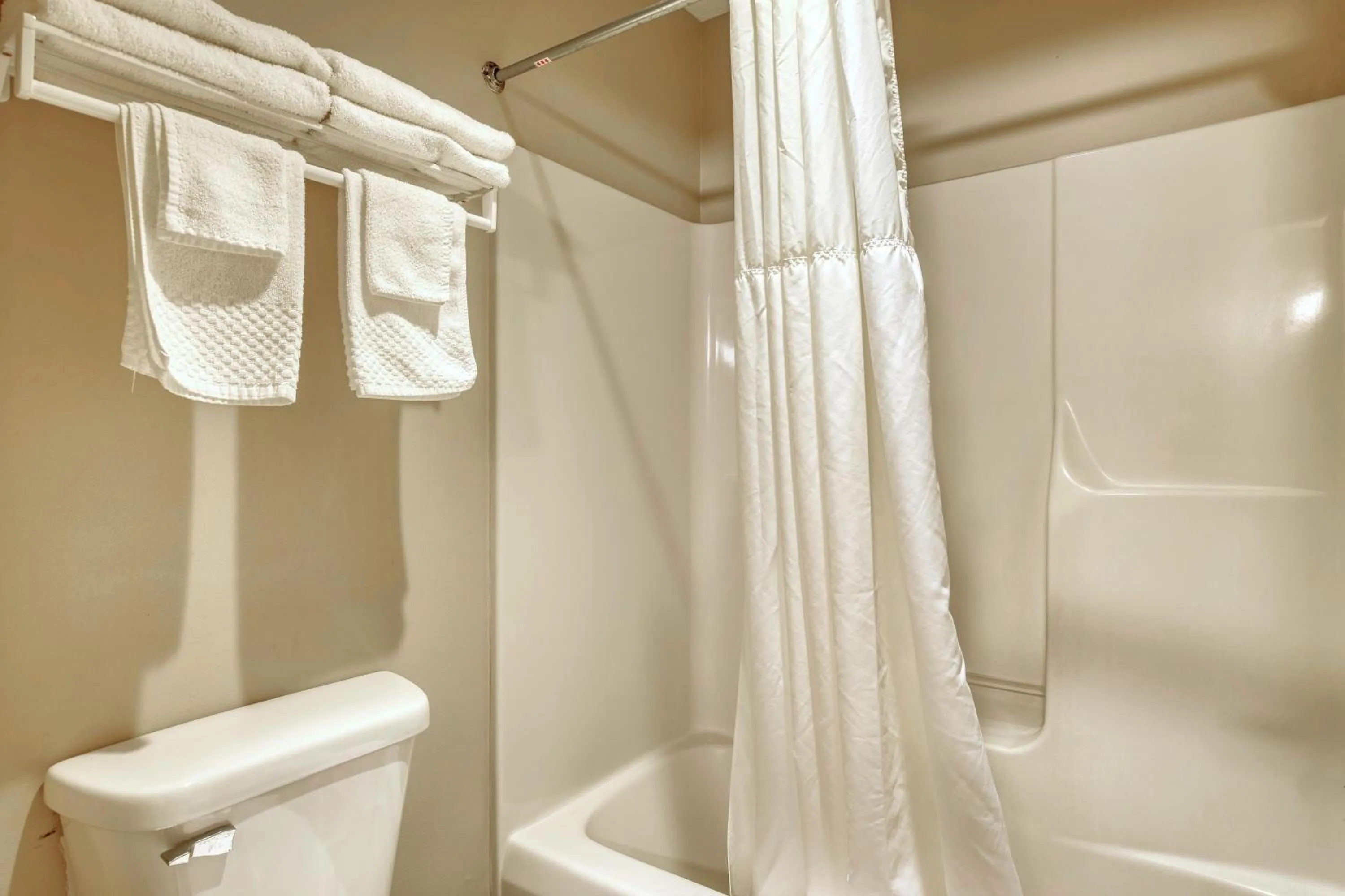 Bathroom in Econo Lodge Lake Mills