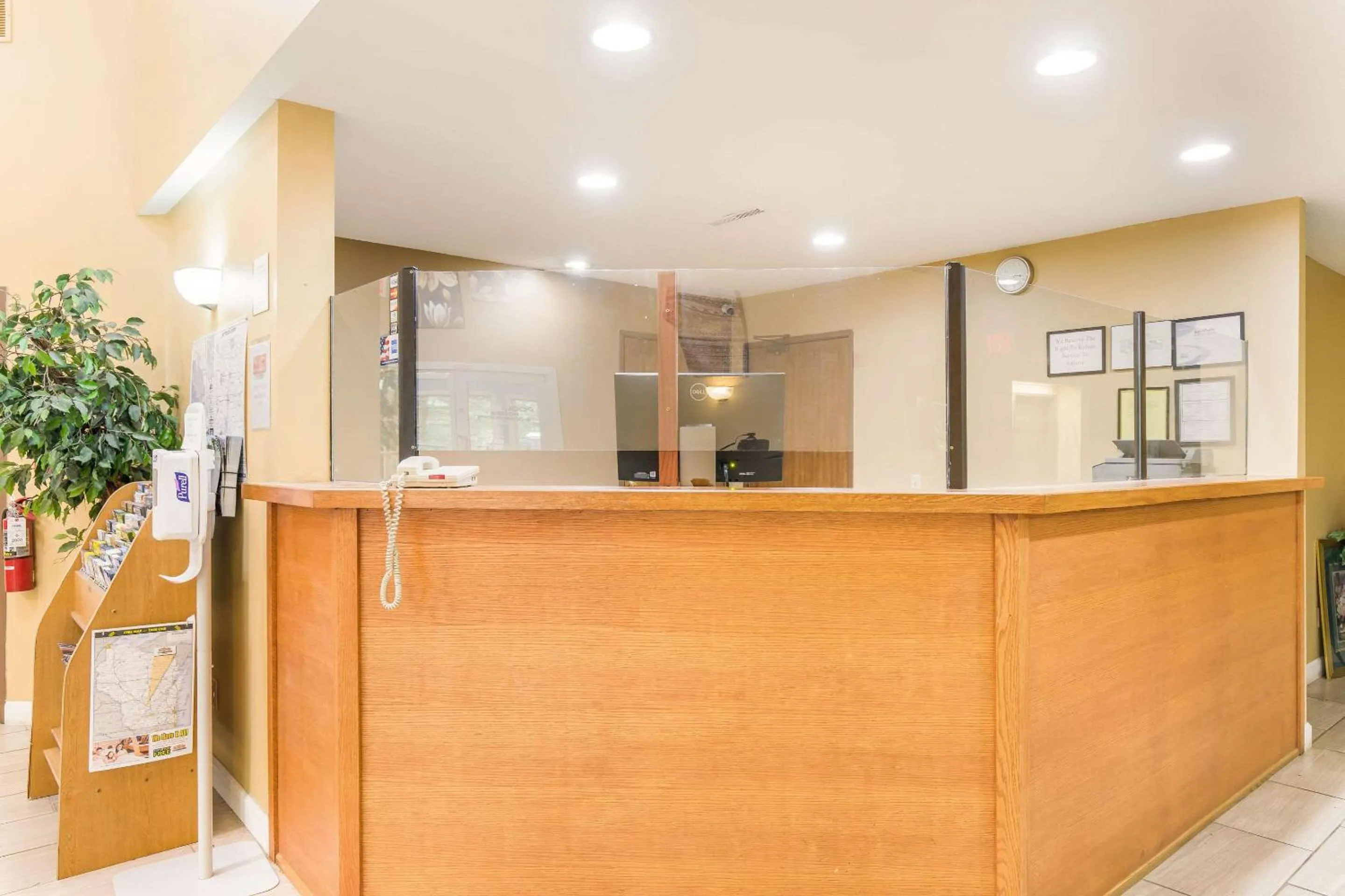 Lobby or reception in Econo Lodge Lake Mills