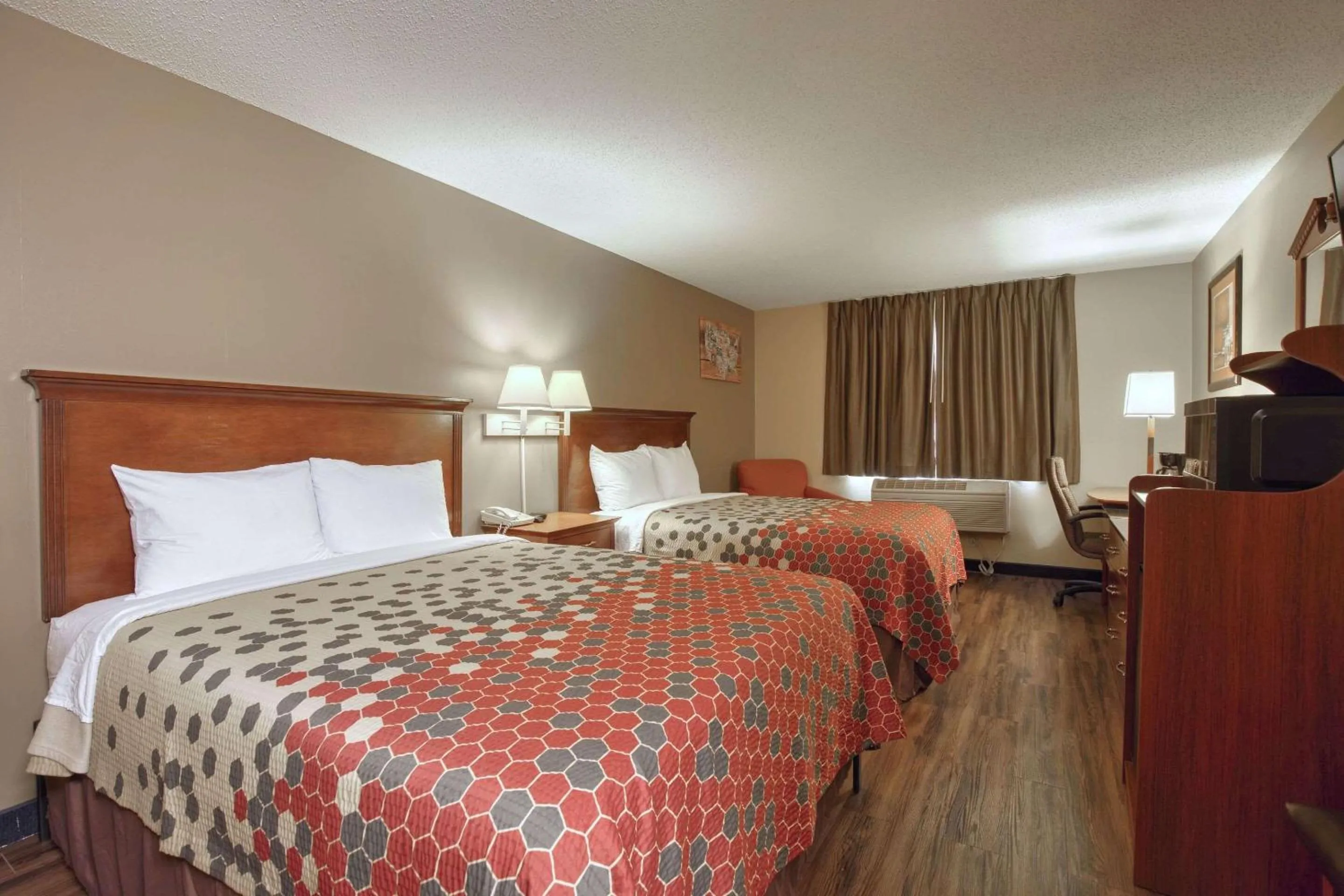 Bedroom, Bed in Econo Lodge Lake Mills