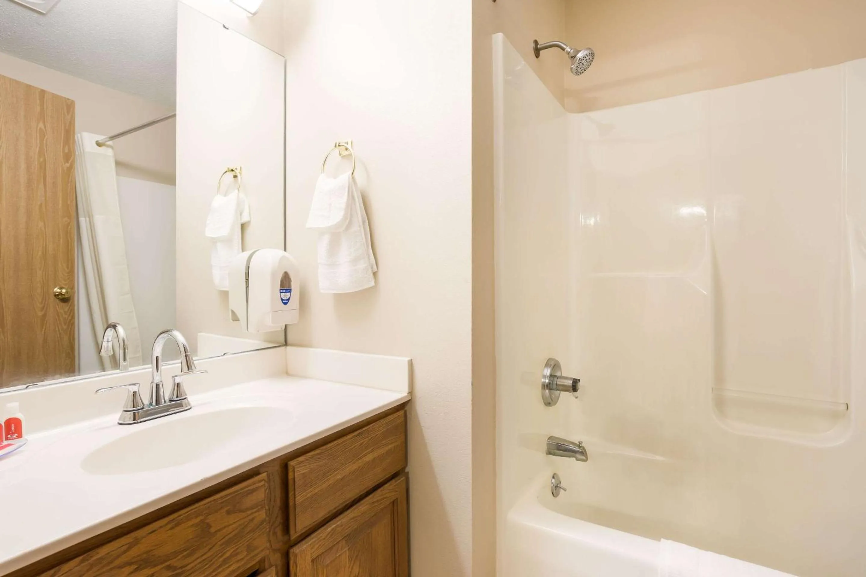 Bedroom in Econo Lodge Lake Mills