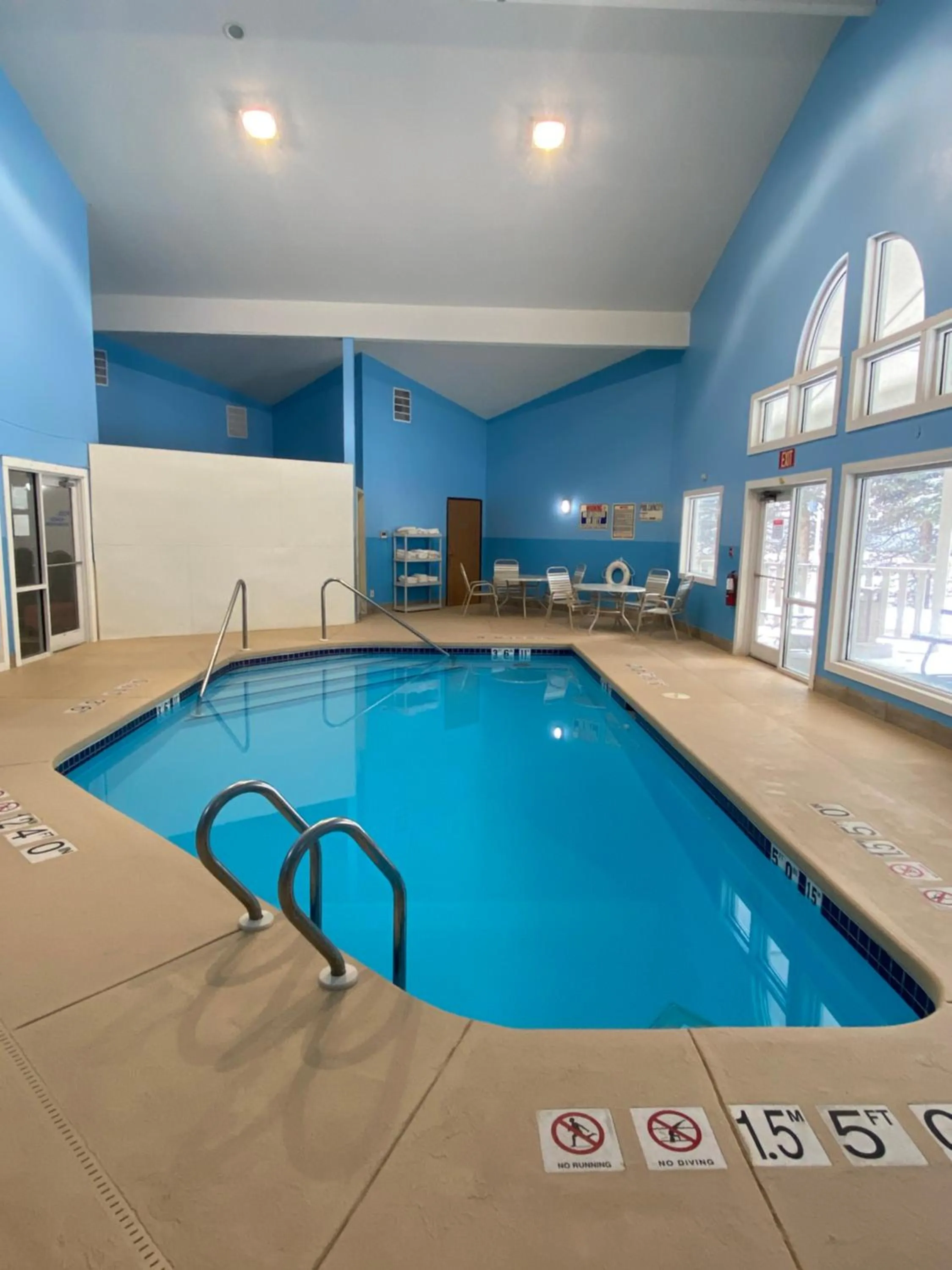 Swimming pool in Econo Lodge Lake Mills