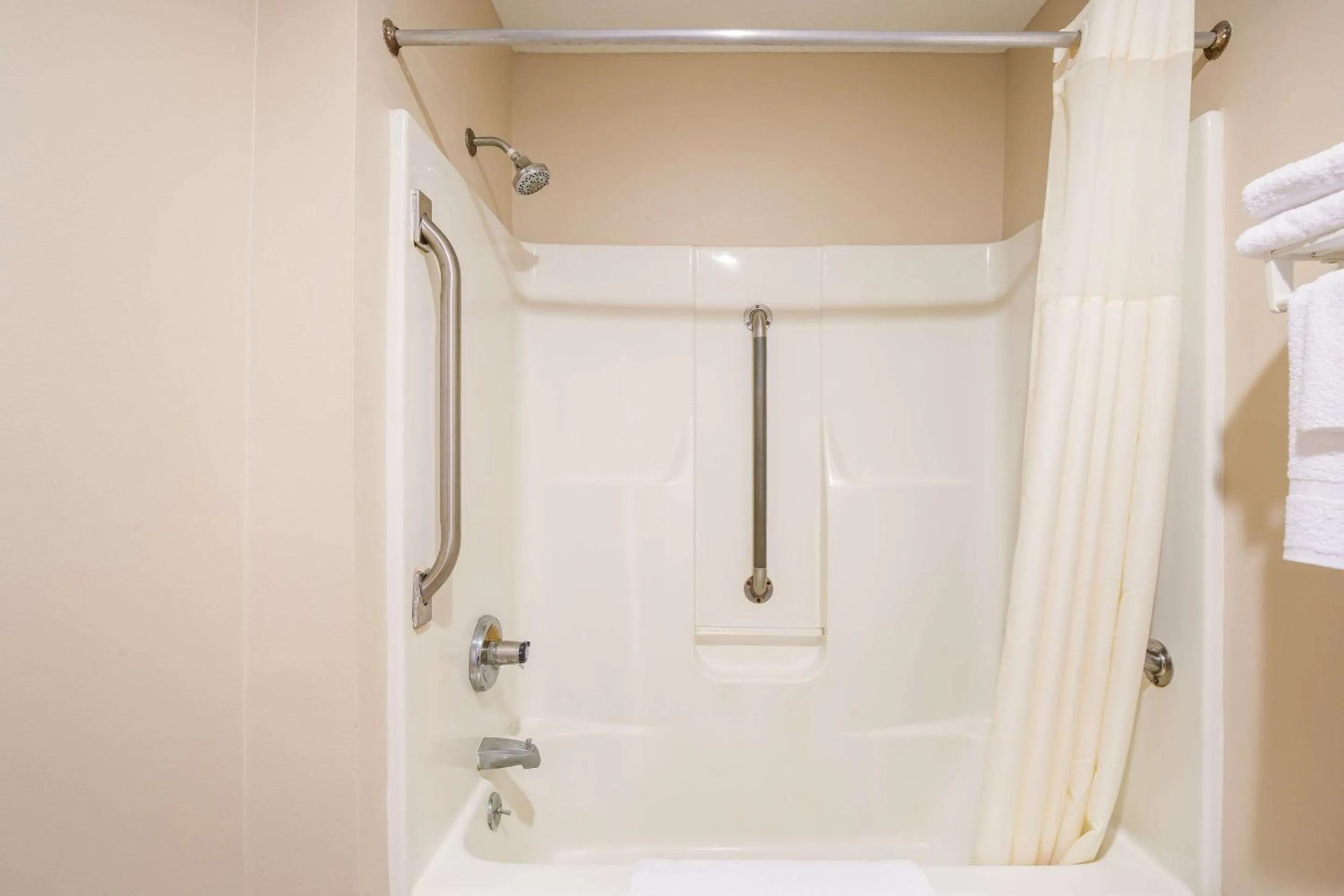 Bedroom in Econo Lodge Lake Mills