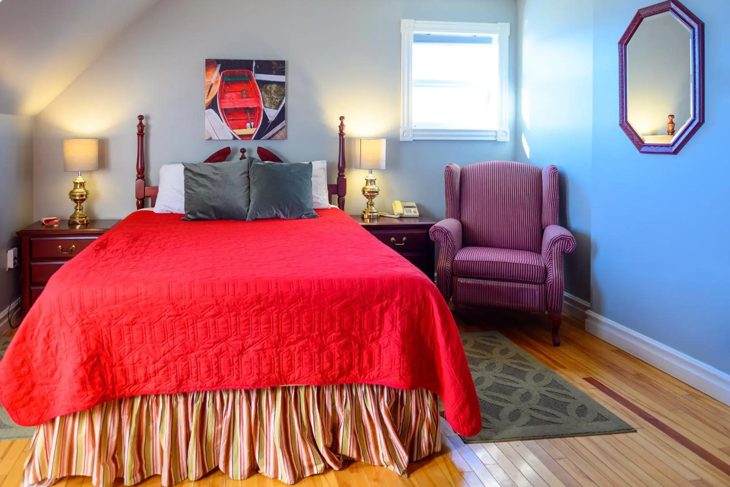 Queen Room with Ocean View in Ye Olde Argyler Lodge Queen Room with Ocean View in Ye Olde Argyler Lodge